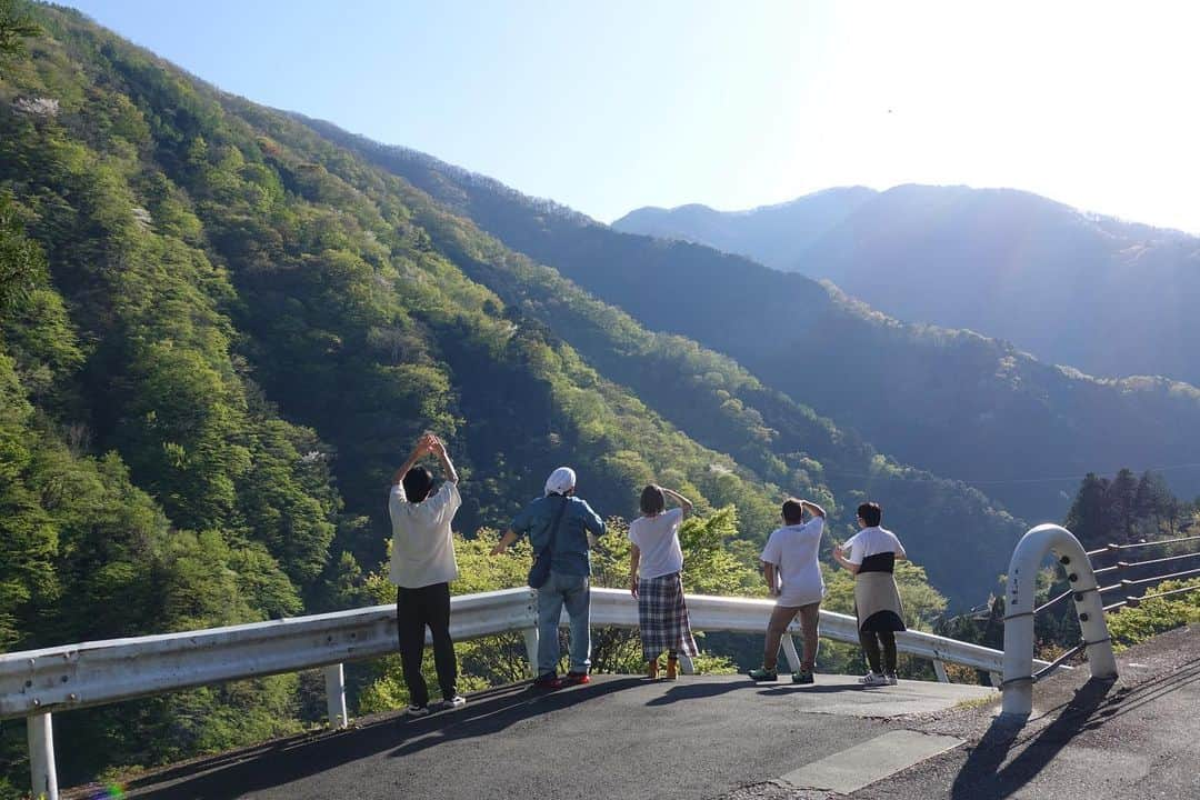 倖田來未さんのインスタグラム写真 - (倖田來未Instagram)「.﻿ テレビ朝日「帰れマンデー見っけ隊!!」﻿ 明日18:45〜サンドウィッチマンさん、飯尾さん、神宮寺くんと出させていただきます！！﻿ オファーいただき、なぜ、私にオファーしていただけたのか！！？！﻿ 私が普段どれだけぐーたら生活をしているか、、といーつつ、新しいことにもトライせねばと思い、出演させてもらいました！﻿ ﻿ 普段トレーニングなどやってない倖田でございます。﻿ 最後まで完走できるのか！？！否や！﻿ ぜひともご覧ください！！﻿ ﻿ #私もオンエアどーなってるのか楽しみです！ #メンバーが良すぎた！ #楽しかった #テレビ朝日 #帰れマンデー見っけ隊 #サンドウィッチマン さん #飯尾和樹 さん #神宮寺勇太 くん #奥多摩 #秘境路線バスで飲食店を探す旅 #kodakumi #倖田來未」5月9日 19時27分 - kodakumi_official