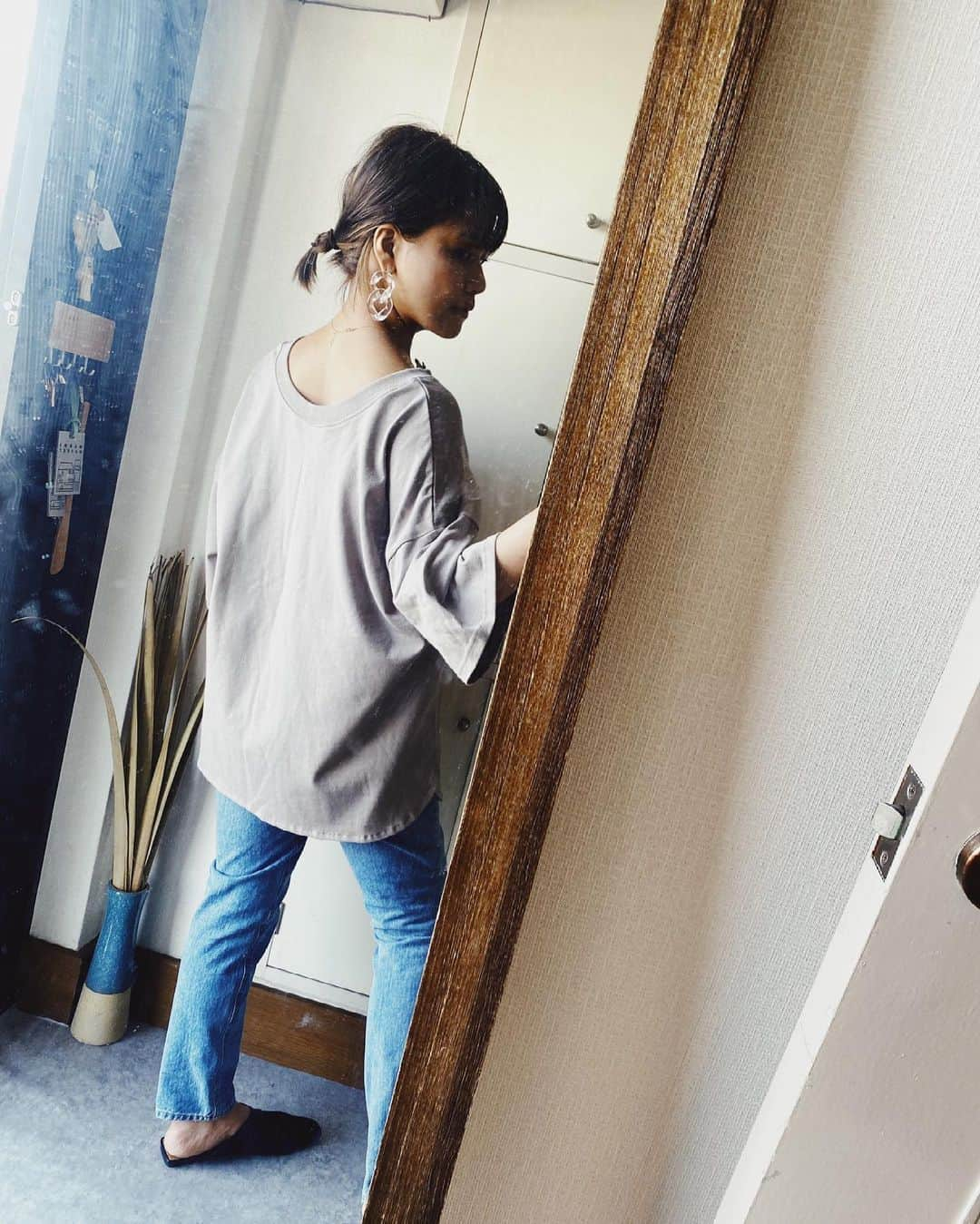 クロさんのインスタグラム写真 - (クロInstagram)「今日のコーデ👖﻿ @classicalelf_official の大好きな華奢見えの﻿ ドロップショルダー🦩🦩🦩﻿ ﻿ こちやも、JaVa別注アイテムです✌🏽✨﻿ ﻿ 前後2WAYで着られて﻿ 裾にはスリットあり✨﻿ ユニセックスで着られて、キッズ展開もあるので（ck0590002）おやこーで出来ちゃいます🧏🏽‍♀️❤️❤️﻿ ﻿ 　通常価格2,999円 (税込)﻿ 　セール価格　2,499円 (税込)　　﻿ 　オフ率　16%OFF﻿ ﻿ ですー！！！﻿ ﻿ #クラシカルエルフ #classicalelf #エルフコーデ #locari #java #ヘンリーネック#2way #ドロップショルダー #ワンマイルウェア #初夏コーデ #pr #ママコーデ #クロリサコーデ #大人コーデ #大人カジュアル」5月9日 19時27分 - kuro_risa