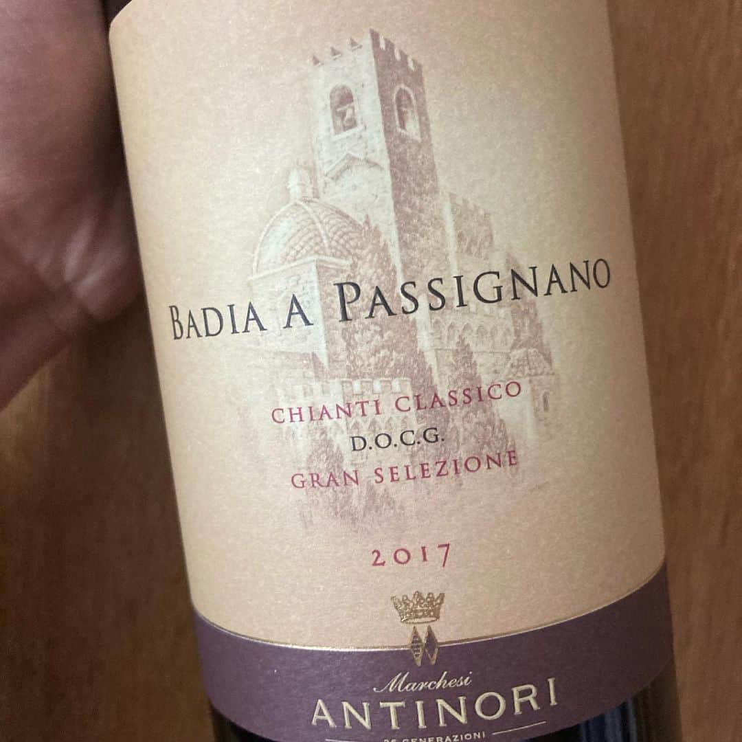 桑原雅人さんのインスタグラム写真 - (桑原雅人Instagram)「濱家さんに頂いたワイン  BADIA A PASSIGNANO CHIANTI CLASSICO GRAN SELEZIONE  素晴らしいチョイス。 ソムリエさんがなぜこれを濱家さんにお勧めしたかの推理、おそらく当たっている。 それを書くと長くなるので、書かない、、  #ワイン #キャンティクラシコ」5月9日 19時42分 - kuwatotto