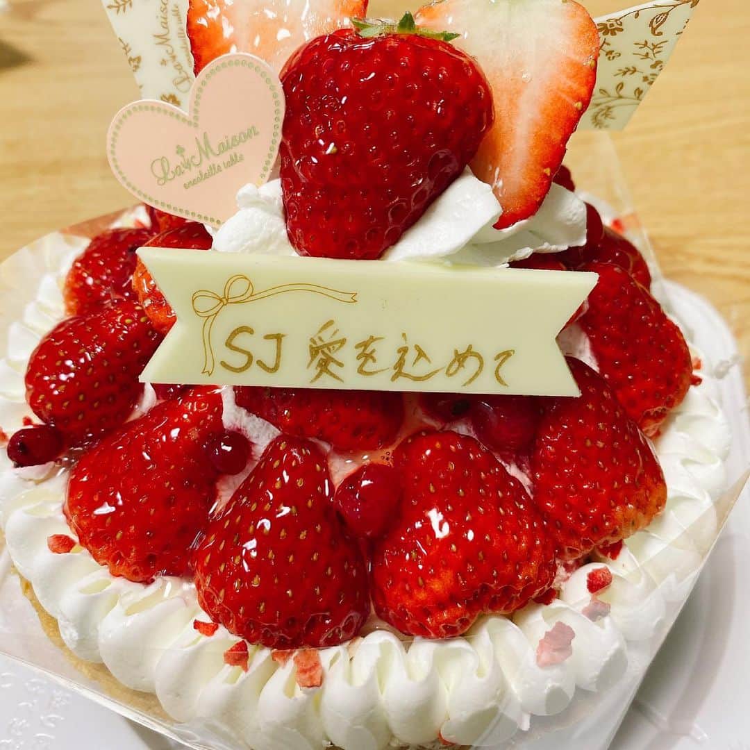 渋谷ジャパンのインスタグラム：「ジュキヤとのコラボの時ないとー君が買ってきたケーキがやばいwwwwwwww #ジュキヤ  #おるたなchannel  #ケーキ  #SJ」