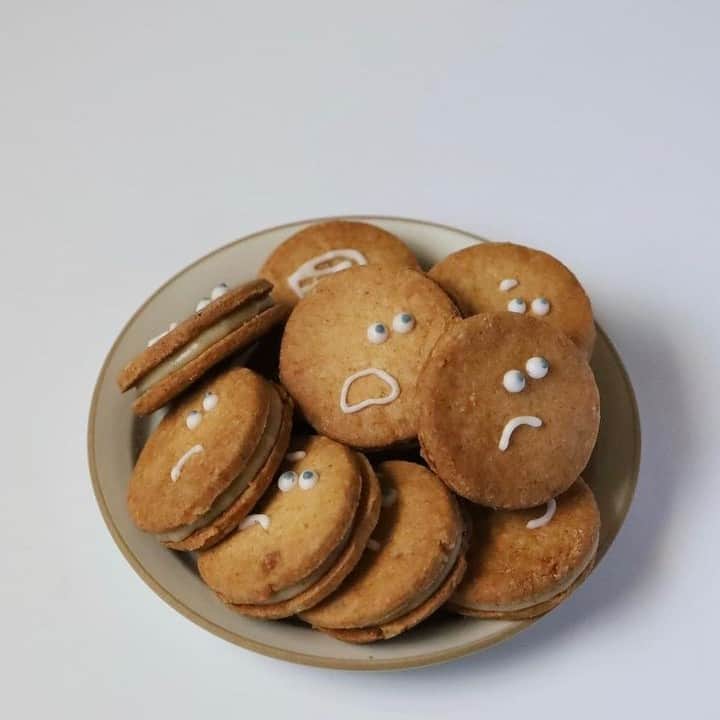 R i R y (リリー)さんのインスタグラム写真 - (R i R y (リリー)Instagram)「『クッキーサンド🍪❤️』　　  可愛いクッキーサンド😊❤️ 全粒粉とナッツ入りの少し塩味をきかせた素朴なクッキーとクリームはナッツクリームで ミックスナッツをペースト状にしたもの、バンホーテンのホワイトチョコ、生クリームを混ぜて作ったそうです👩‍🍳🥣  Photo by﻿ @cm._.w  ✴︎---------------✴︎---------------✴︎﻿ ﻿ ▶▶掲載する写真を募集中📸﻿ カワイイ写真が撮れたら、@velle.jp をタグ付けするか、ハッシュタグ #velle_jp をつけて投稿してみてね♪﻿ ﻿ velle編集部と一緒にカワイイで溢れるvelleを創っていこう😚🤍  ✴︎---------------✴︎---------------✴︎﻿ #カフェ巡り #カフェ好きな人と繋がりたい #おうち時間 #クッキー #おうち時間 #スイーツ好きな人と繋がりたい #お菓子作り好きな人と繋がりたい #手作りおやつ #手作りスイーツ #スイーツ #おうちカフェ #手作りお菓子 #おうちおやつ #おうちお菓子 #カフェ好きな人と繋がりたい #パティシエカメラ部 #手作り #お菓子作りすきな人と繋がりたい #手作りクッキー #韓国クッキー #クッキー作り #キャラクタークッキー #スマイルクッキー #素朴なクッキー #クッキーサンド #クッキー好きな人と繋がりたい #サンドクッキー」5月9日 19時43分 - velle.jp