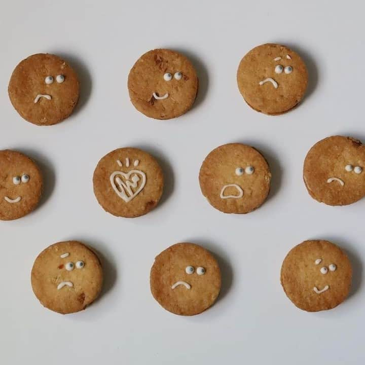 R i R y (リリー)さんのインスタグラム写真 - (R i R y (リリー)Instagram)「『クッキーサンド🍪❤️』　　  可愛いクッキーサンド😊❤️ 全粒粉とナッツ入りの少し塩味をきかせた素朴なクッキーとクリームはナッツクリームで ミックスナッツをペースト状にしたもの、バンホーテンのホワイトチョコ、生クリームを混ぜて作ったそうです👩‍🍳🥣  Photo by﻿ @cm._.w  ✴︎---------------✴︎---------------✴︎﻿ ﻿ ▶▶掲載する写真を募集中📸﻿ カワイイ写真が撮れたら、@velle.jp をタグ付けするか、ハッシュタグ #velle_jp をつけて投稿してみてね♪﻿ ﻿ velle編集部と一緒にカワイイで溢れるvelleを創っていこう😚🤍  ✴︎---------------✴︎---------------✴︎﻿ #カフェ巡り #カフェ好きな人と繋がりたい #おうち時間 #クッキー #おうち時間 #スイーツ好きな人と繋がりたい #お菓子作り好きな人と繋がりたい #手作りおやつ #手作りスイーツ #スイーツ #おうちカフェ #手作りお菓子 #おうちおやつ #おうちお菓子 #カフェ好きな人と繋がりたい #パティシエカメラ部 #手作り #お菓子作りすきな人と繋がりたい #手作りクッキー #韓国クッキー #クッキー作り #キャラクタークッキー #スマイルクッキー #素朴なクッキー #クッキーサンド #クッキー好きな人と繋がりたい #サンドクッキー」5月9日 19時43分 - velle.jp