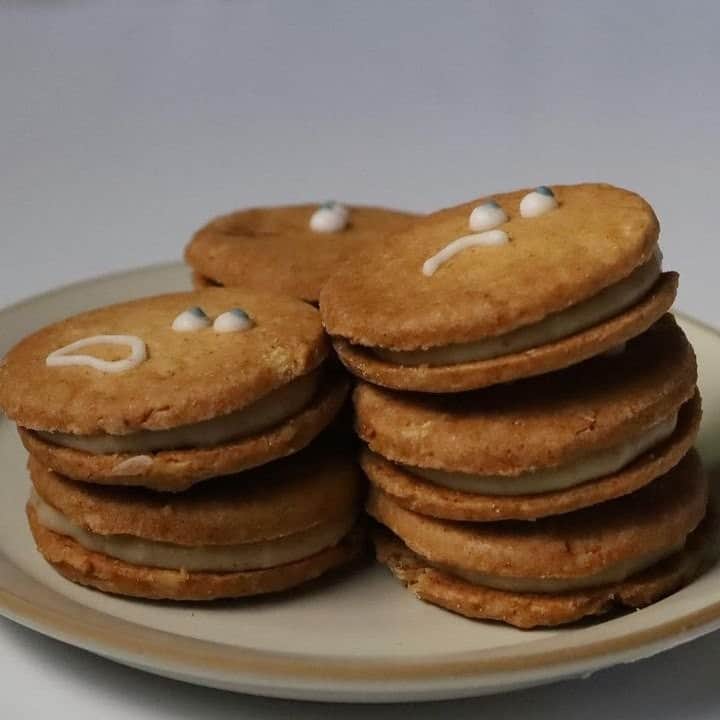 R i R y (リリー)さんのインスタグラム写真 - (R i R y (リリー)Instagram)「『クッキーサンド🍪❤️』　　  可愛いクッキーサンド😊❤️ 全粒粉とナッツ入りの少し塩味をきかせた素朴なクッキーとクリームはナッツクリームで ミックスナッツをペースト状にしたもの、バンホーテンのホワイトチョコ、生クリームを混ぜて作ったそうです👩‍🍳🥣  Photo by﻿ @cm._.w  ✴︎---------------✴︎---------------✴︎﻿ ﻿ ▶▶掲載する写真を募集中📸﻿ カワイイ写真が撮れたら、@velle.jp をタグ付けするか、ハッシュタグ #velle_jp をつけて投稿してみてね♪﻿ ﻿ velle編集部と一緒にカワイイで溢れるvelleを創っていこう😚🤍  ✴︎---------------✴︎---------------✴︎﻿ #カフェ巡り #カフェ好きな人と繋がりたい #おうち時間 #クッキー #おうち時間 #スイーツ好きな人と繋がりたい #お菓子作り好きな人と繋がりたい #手作りおやつ #手作りスイーツ #スイーツ #おうちカフェ #手作りお菓子 #おうちおやつ #おうちお菓子 #カフェ好きな人と繋がりたい #パティシエカメラ部 #手作り #お菓子作りすきな人と繋がりたい #手作りクッキー #韓国クッキー #クッキー作り #キャラクタークッキー #スマイルクッキー #素朴なクッキー #クッキーサンド #クッキー好きな人と繋がりたい #サンドクッキー」5月9日 19時43分 - velle.jp