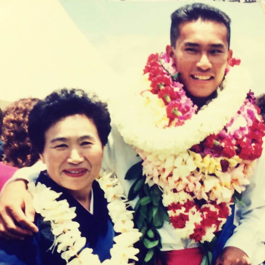 岸本哲也さんのインスタグラム写真 - (岸本哲也Instagram)「👵かーちゃんへ。きょうは母の日。今から30年前、私はハワイ・マウイ島の高校を卒業しました。母は日本から和服を持参して、参加してくれました。英語は話せないですが、ジェスチャーでアメリカ人の友達や家族とコミュニケーションをとる肝っ魂かーちゃんです😄 今の自分があるのは母のおかげです。本当にありがとう！いつまでも元気で長生きしてね！哲也より  👵It’s Mother’s day today.  I’ve graduated from high school on Maui, Hawaii 30 years ago. My mother came to graduation ceremony all the way from Japan with her Kimono. Even though she was not good at English, she could communicate with my friends and their families by gesture. lol  I’d like to appreciate everything she has done for me. Thank you so much, mom! loveya!   #母の日 #母 #感謝 #ハワイ #マウイ #高校生  #卒業式 #hawaii #maui #graduation #mothersday #mother #thankyou #likeforlikes #follow #pretty #love #seaburyhall #classof1991 #ocean #beach #sea #ceremony #class #japan #tokyo #TBS #あさチャン #リポーター #テレビ」5月9日 19時46分 - tetsuya_kishimoto
