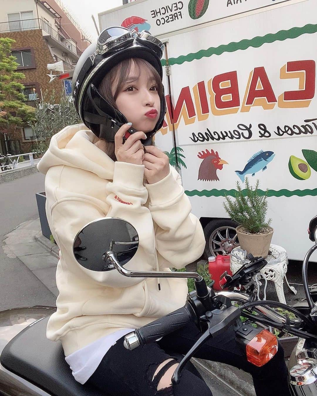 船木沙織（さおりん）さんのインスタグラム写真 - (船木沙織（さおりん）Instagram)「. . 今日バイク気持ち良かったなぁ 髪染めてきた〜 . チュウカタベタイパーカー 可愛すぎん🥟🥟👏🏻？ .」5月9日 19時46分 - funacky325