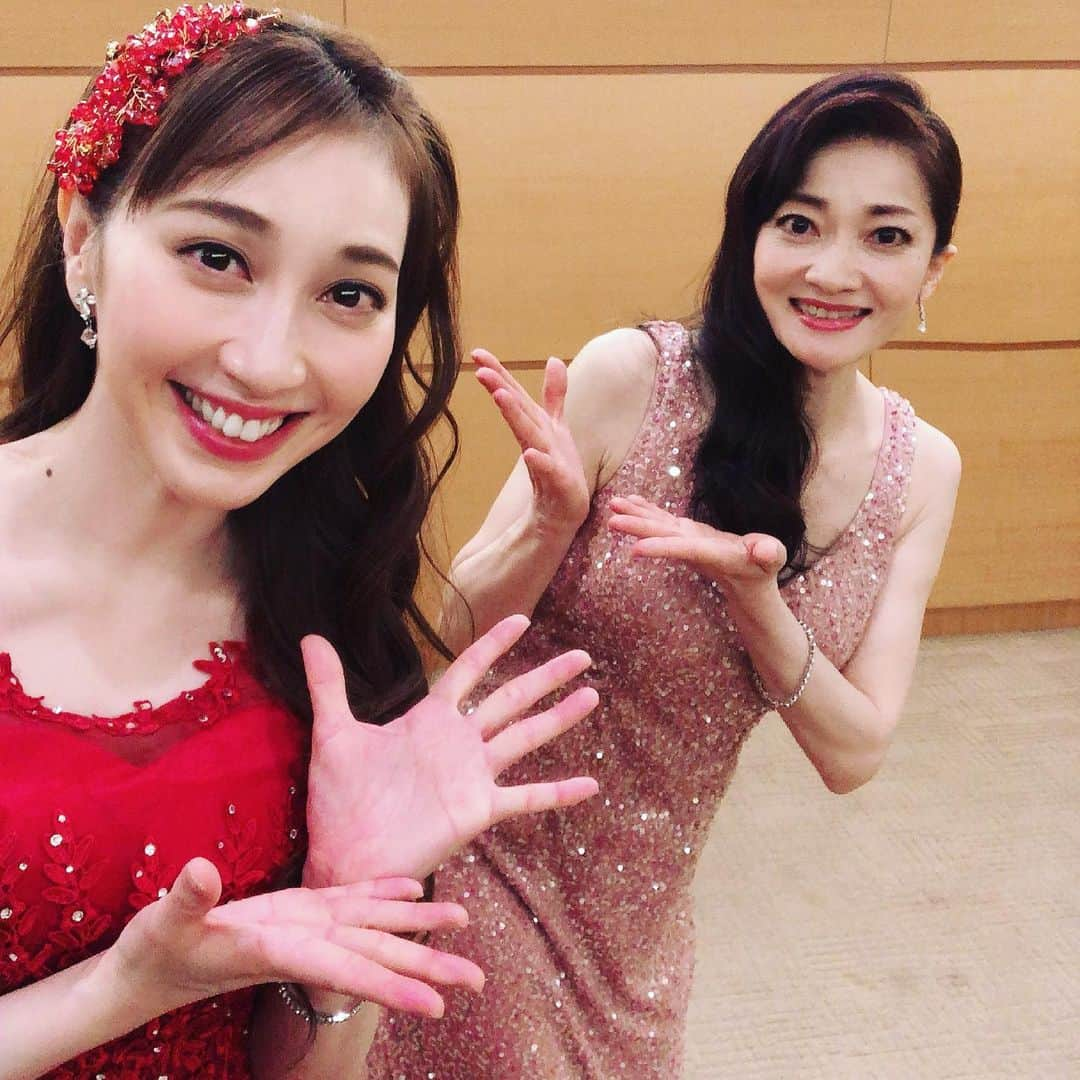 はいだしょうこさんのインスタグラム写真 - (はいだしょうこInstagram)「昨日、 ミュージカル界のプリンス🤴 「井上芳雄くん」の デビュー20周年のコンサートの生配信にゲスト出演させて頂きました！😊✨  一年前も延期になり、今回も、 緊急事態宣言が出てしまった為、 中止となっていましたが。。。🥺  芳雄くんや、スタッフさんのおかげで、ゲストも出演できる方だけになってしまいましたが、 昨日、無観客で、生配信のコンサートを、させて頂けることになりました😿  もうね。。。😿 芳雄くん！！ 本当にすばらしかった！！🥺  約5時間半くらいを、ずっと出ずっぱり、うたいっぱなし、しゃべってつっこんで😵 裏切らない！！😆  本当に、本当に凄かった！！😿  わたしは、感動して🥺 最後は、涙を堪えるので必死でした😿  芳雄くんと、「夜のボート」「輝く未来」を、 デュエットさせて頂けたこと、  そして！！ この豪華メンバー！！😆での 「ぼよよん行進曲」を歌っている時は、夢かとおもいました😵  ミュージカル界のレジェンドの皆さんの中に、私は少し違う畑から来させて頂きましたが🤤 ご一緒させて頂けて、 本当に本当に勉強になりました😌  皆さん、本当にすばらしすぎて、尊敬です😿  私は、こういうミュージカル界の方々のコンサート？！ははじめて？！で、 慣れていなかった為、ど緊張し🤤 まだまだ、力不足だなぁ😵と痛感致しました。  けれど、こうして、素敵な経験をさせて頂けた事、本当に宝物になりましたし、こんな素晴らしい舞台に呼んで下さった、芳雄くんに感謝です😿  たくさんたくさん、言いたいことがあるのですが、ありすぎて、まとまらないですが😵  とにかく！！ 芳雄くんのデビュー20周年のコンサートに出演させて頂けて、一緒にお祝いができて、幸せでした☺️✨  芳雄くん、スタッフさん、共演者の皆様に感謝です🥲 ありがとうございました🙇‍♀️  また、いつか、皆さんとご一緒させて頂ける日を願って。。。☺️✨  #井上芳雄　くん #東京国際フォーラムホール #デビュー20周年コンサート  #島田歌穂　さん #坂元健児　さん #中川晃教　さん #田代万里生　さん #加藤和樹　さん #海宝直人　さん  #大貫祐一郎　さん  #個人的なお写真は、芳雄くん、島田歌穂さん、加藤和樹さん、坂元健児さんと😊 #ほかの方は、撮れるチャンスがなかった😵 #けれど、全員集合のがあるから幸せ🤤💓 #あー。夢が覚めてしまったぁ。。。🥺 #皆さん、優しくて歌うまくて、ずっとずっと聴いていたかった😆💓」5月9日 19時48分 - haida_shoko