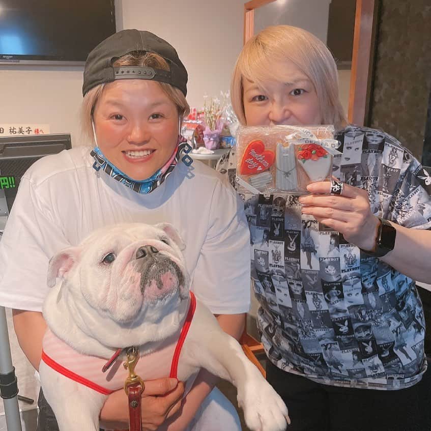 のインスタグラム：「ななちゃんから母の日だからと可愛いクッキーをもらった💓  女子プロレス界でNo. 1パッションの高橋奈七永！！  プロレスに一番大切なパッションをこれからも女子プロレスラーに伝授して行って欲しい！！  passion!! passion!!  #堀田祐美子 #yumiko hotta #woman's  #prowrestling #プロレス　#女子プロレス　#堀田祐美子　 #bull gamedog #ブルドッグ #ブルドッグふぅら　#poodle #プードル #プードルコナ #犬　#seedling #高橋奈七永 #passion #パッション  堀田祐美子ホームページはこちらから↓  https://www.yumikohotta.com」