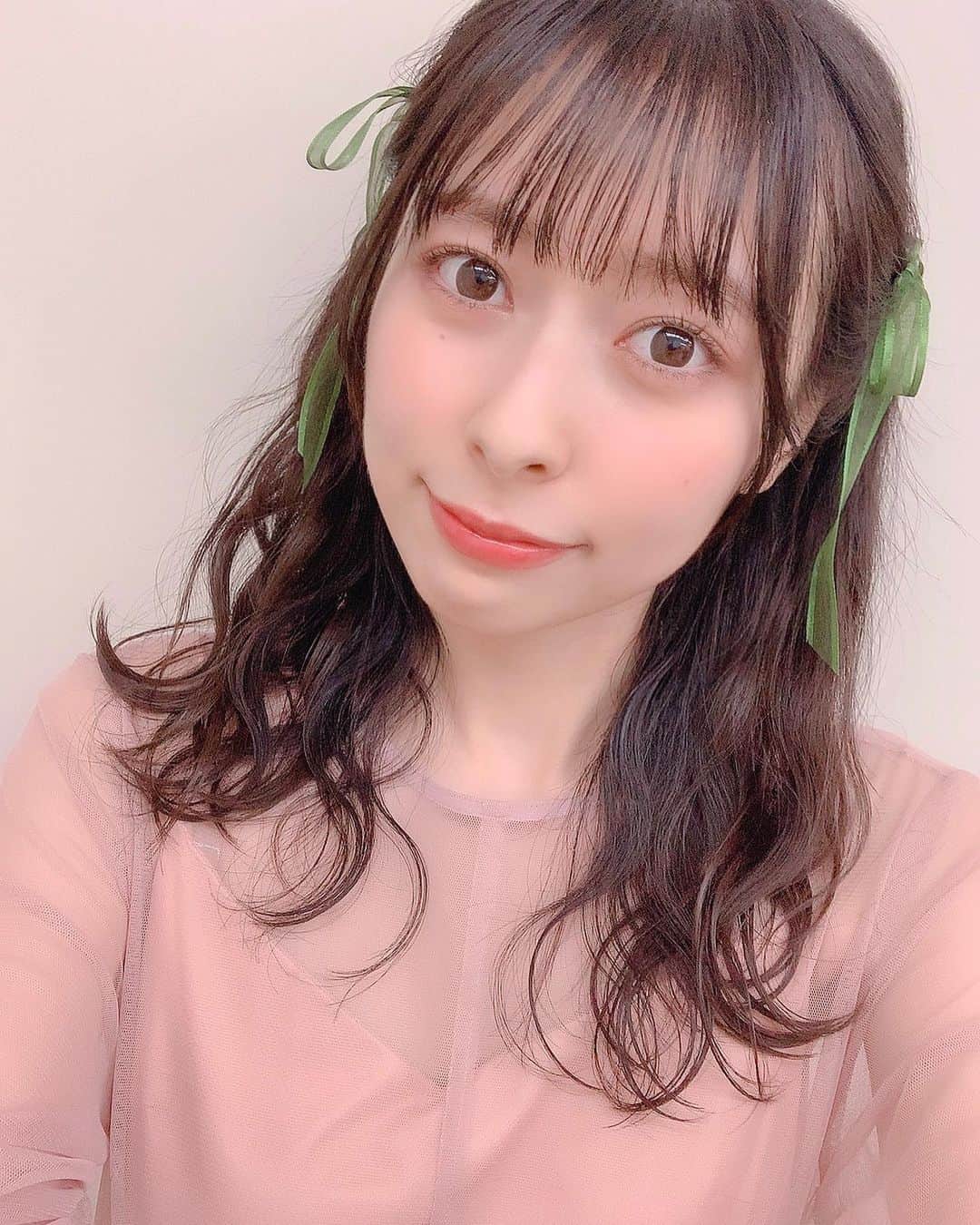 近藤玲奈のインスタグラム：「ネットサイン会2日間ありがとうございました😊🌸﻿ ﻿ 600枚も書いた実感がない！！笑﻿ ﻿ 毎回体感10分くらいでびっくりしました😳﻿ ﻿ コメントを読んでおしゃべりしながらだと、あっという間だね✨﻿ ﻿ 色々変な日本語を生み出しまくったり、それに自分でツボって爆笑して涙流すわ鼻水出るわで色々ありましたが、それも含めて、ネットサイン会だよね☆(🤔)﻿ ﻿ そして、髪型をそれぞれ全部変えて、ディズニーキャラ風にしてくださったメイクさんの魔法に感動しました😭﻿ ﻿ ありがとさん！﻿ Thank you！﻿ 감사합니다 ！﻿ ﻿ #桜舞い散る夜に」