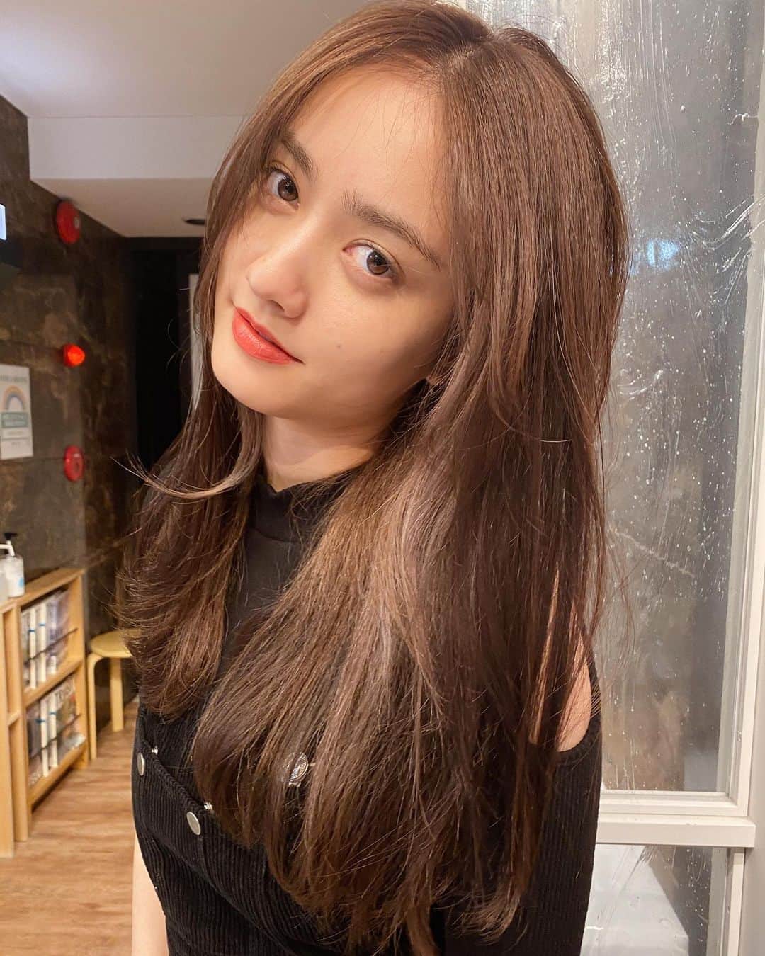 のインスタグラム：「お仕事の合間に前髪作ってもらいました🥺💖 前髪出すスタイリングも無しのスタイリングも楽しめそうで嬉しい〜💖前髪を段に入れてもらったので巻いた時にボリュームがでて、お上品なセットができちゃいますー🥺ありがとすーさん🙊  イッテQみて明日からの1週間に備えよーっと💖明日からまた頑張りましょっ🥰」