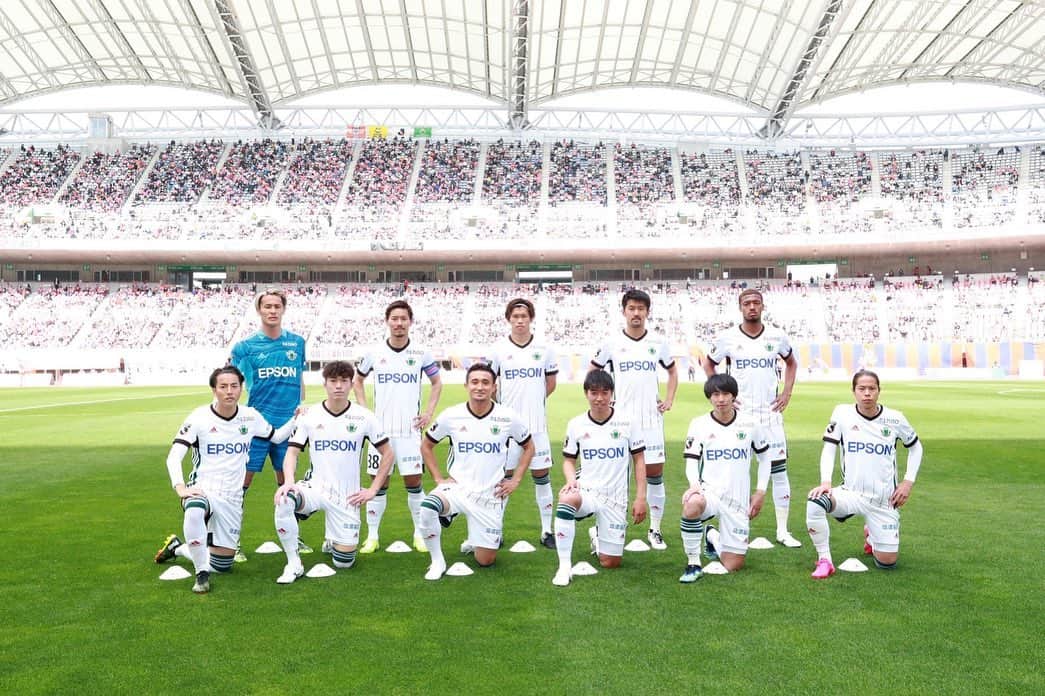 村山智彦のインスタグラム：「ㅤㅤㅤㅤㅤㅤㅤㅤㅤㅤㅤㅤㅤ ついこないだまで最下位にいた僕らが首位のチームと戦って試合後に勝ち切らなきゃダメだよなって反省してるなんて想像も出来ませんでした。 ポテンシャルがあるって事。 プロである以上それをアウトプットしないといけないんだなと。 3連戦を2勝1分で終われたのは凄くポジティブな事だと思います。 もちろんチームとしても個人としても課題はあるしそれをしっかりこの1週間で準備して金沢戦に備えたいと思います。 ㅤㅤㅤㅤㅤㅤㅤㅤㅤㅤㅤㅤㅤ 3連戦、一緒に闘ってくださった皆さん。 ありがとうございました。最高の後押しです。 ちょっとだけ間が空くのでパワーを貯めてアルウィンで会いましょう‼︎ 拍手筋の強化よろしくお願いします。 ㅤㅤㅤㅤㅤㅤㅤㅤㅤㅤㅤㅤㅤ また一緒に闘いましょう‼︎ ㅤㅤㅤㅤㅤㅤㅤㅤㅤㅤㅤㅤㅤ #松本山雅 #adidasfootball  #adidastokyo  #村山智彦」