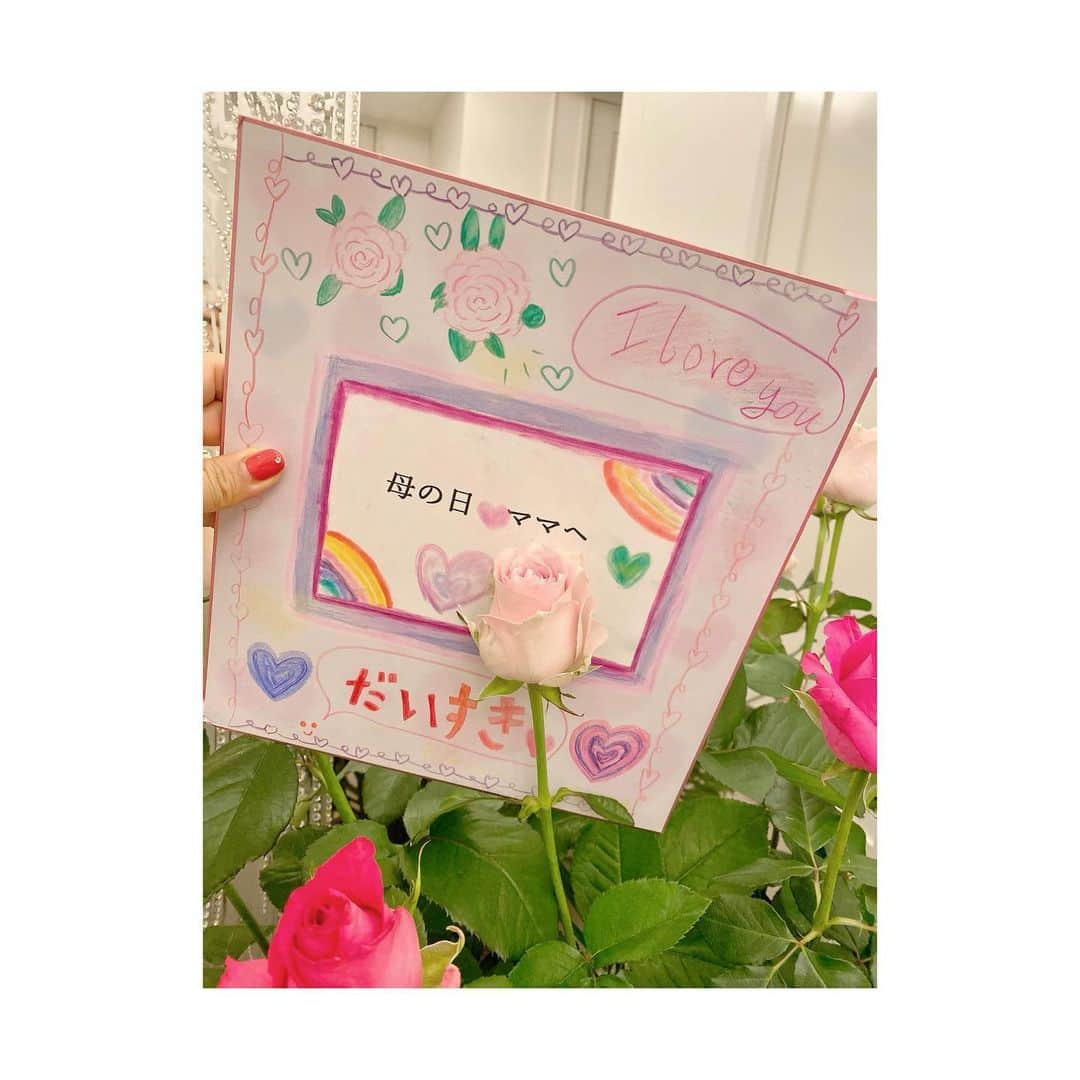 神田うのさんのインスタグラム写真 - (神田うのInstagram)「Happy Mother's Day❤️  I received a lot of beautiful pink roses from my daughter.🌹😍  #happymothersday#mothersday#母の日#beautifulroses#beautiful#roses#rose#美しい#薔薇#pinkroses#pinkrose#ピンクローズ#ピンクの薔薇#ローズギャラリー#rosegallery#unokanda#神田うの」5月9日 20時19分 - unokandaofficial