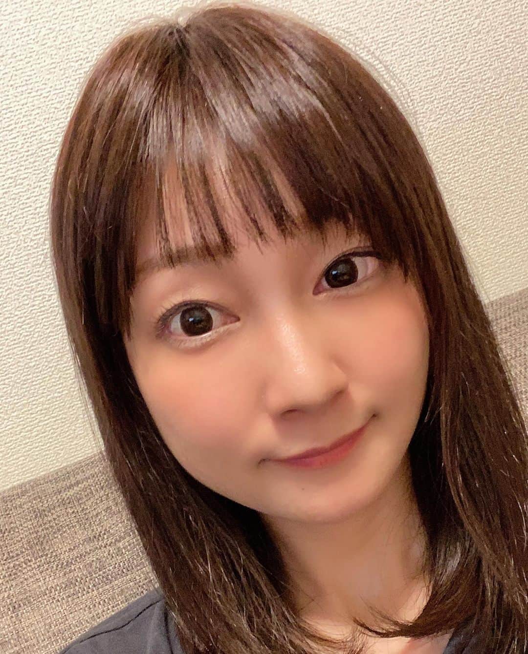 ヒラヤマンのインスタグラム：「美容院いってきた #前髪切った #ショコラ系 #服はパジャマ」