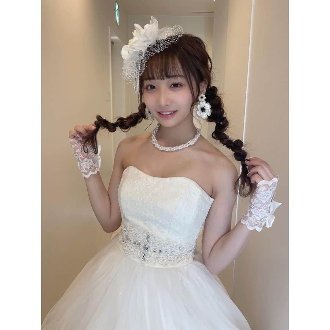 石川翔鈴さんのインスタグラム写真 - (石川翔鈴Instagram)「. 麻生美容専門学校のブライダルヘアメイクショーを配信でご覧いただいた皆さん、有難うございました。👰‍♀️💐  素敵なドレスを着させて頂き、 素敵なヘアメイクをして頂きました✨  いつかまた着れる機会があるとしたら今よりももっとドレスの似合う女性になっていたいなと思いました☺︎  #麻生美容専門学校 #ブライダル #麻生専門学校 #ウェディング  #ASOSTUDIO #ウェディングドレス」5月9日 20時27分 - karen__i328