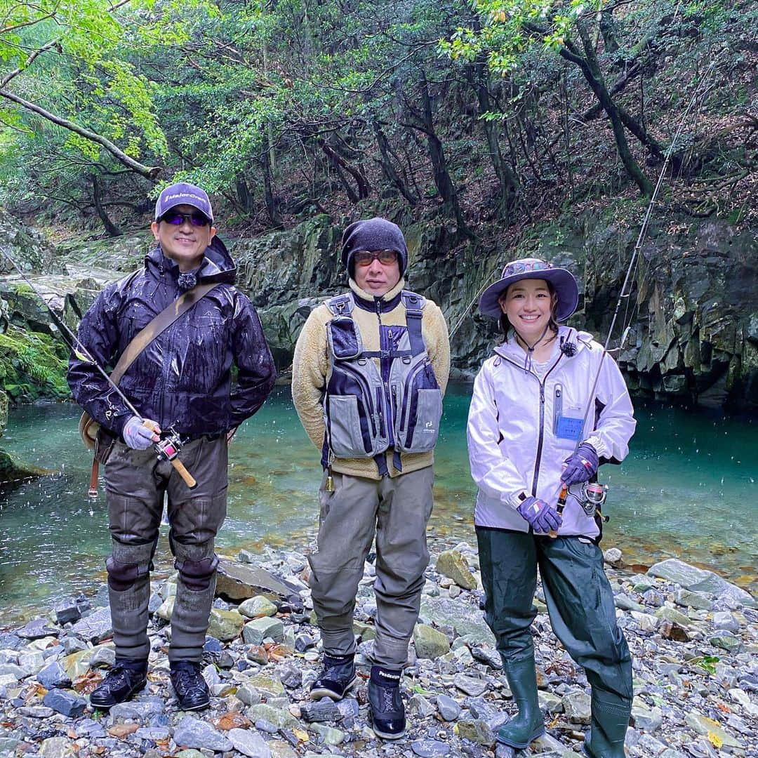 彼方茜香さんのインスタグラム写真 - (彼方茜香Instagram)「渓流♥ 長いこと釣りしてるけど、「渓流釣り」は初めてでした。 スマホの電波も入らないような大自然の中で歩き続けて狙うアマゴ。 新しい発見が多かったです！  #ソルトフィッシングパラダイスtv #渓流釣り #アマゴ釣り #何故か私はアマゴじゃないの釣れる  #心の中でずっと  #リアルあつ森と思ってました  #課題はキャスト力  #彼方茜香」5月9日 20時44分 - serikaochikata