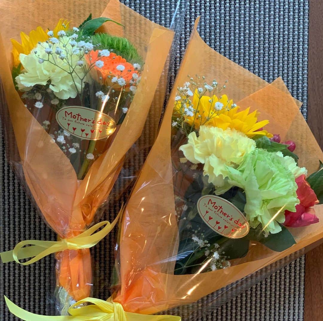 駒田奈美さんのインスタグラム写真 - (駒田奈美Instagram)「・ ・ ・ 『ありがとう！！』 ・ ・ ・ 「ちょっと本屋に行ってくる」と出かけた長男 ・ 「ただいま！」の手には花束が ・ 「え⁈ ありがとう！」と驚く私 ・ ・ だって、先々週だったかな？ 用事があって一緒にデパートに行った時に 「母の日何か欲しいものある？」と聞かれ ハンドタオルをお願いして 子供達に買ってもらっていたから… ・ ・ サプライズの花束 ・ 嬉しいものですね〜 ・ ・ ・ #駒田奈美#アラフィフ#美魔女#子供達#母の日#花束#サプライズ#ひまわり#向日葵#黄色#」5月9日 20時46分 - nami.komada