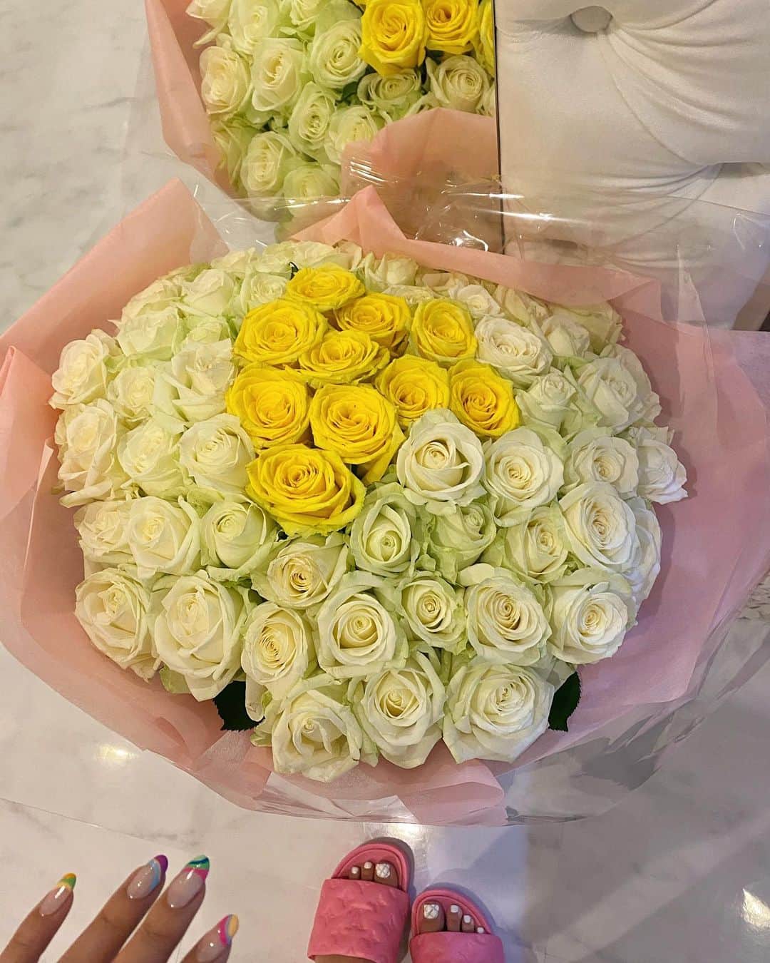 megbabyのインスタグラム：「Happy mother’s day🌹  めりたん、こんな私を母にしてくれてありがとう🥺✨  毎日たくさんの感動を見せてくれてありがとう✨  全てのママたちに尊敬とありがとう🌹🤱🏻  #mothersday   中心の黄色いお花はわたしらしい🤔💛🌼」