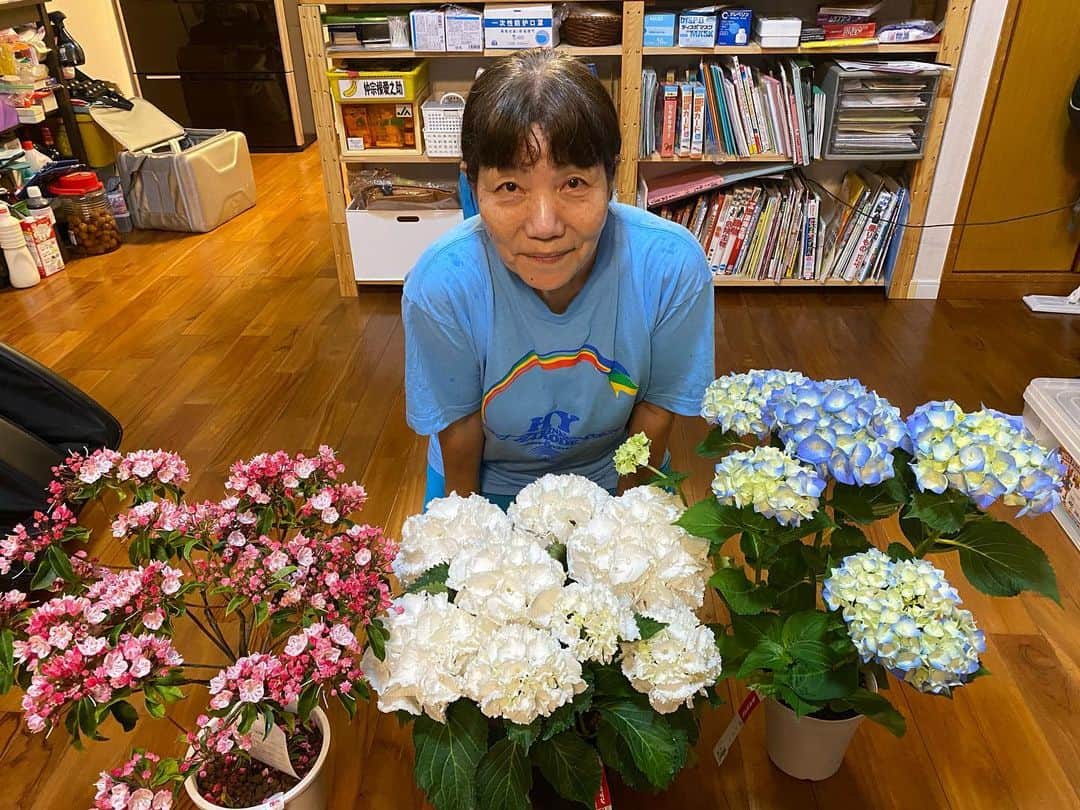 仲宗根泉さんのインスタグラム写真 - (仲宗根泉Instagram)「母の日🤱 実家にいる お母さんに お花を渡しに行ったら まさかの 私と弟嫁に母から 2人の若いママさん達も いつも、ありがとう😊 ってお花🌸 もらいました🥲  やっぱり お母さんの娘で よかった😌 大好き❤  #母の日」5月9日 21時07分 - hy_izumi