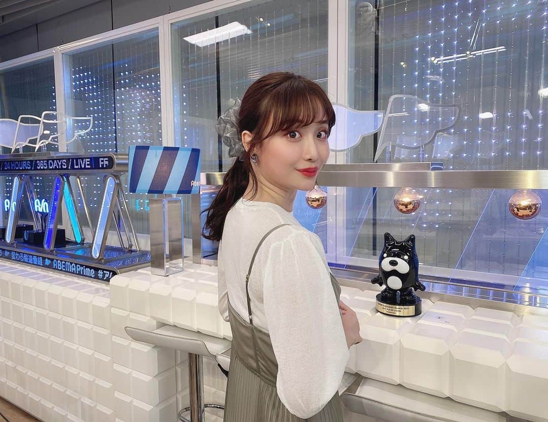 のインスタグラム：「ㅤㅤㅤㅤㅤㅤㅤㅤㅤㅤㅤㅤㅤ ㅤㅤㅤㅤㅤㅤㅤㅤㅤㅤㅤㅤㅤ ㅤㅤㅤㅤㅤㅤㅤㅤㅤㅤㅤㅤㅤ おっきいシュシュ可愛い〜🌸 メイクさんが貸してくださいました🐰🤍🤍 私もグレー持ってるから集めたい(。・ω・。)💓 ㅤㅤㅤㅤㅤㅤㅤㅤㅤㅤㅤㅤㅤ ㅤㅤㅤㅤㅤㅤㅤㅤㅤㅤㅤㅤㅤ 👗ワンピース(@lilliancarat_official) ㅤㅤㅤㅤㅤㅤㅤㅤㅤㅤㅤㅤㅤ ㅤㅤㅤㅤㅤㅤㅤㅤㅤㅤ ㅤㅤㅤㅤㅤㅤㅤㅤㅤㅤㅤㅤ ㅤㅤㅤㅤㅤㅤㅤㅤㅤㅤㅤㅤㅤ ㅤㅤㅤㅤㅤㅤㅤㅤㅤㅤㅤㅤㅤ ㅤㅤㅤㅤㅤㅤㅤㅤㅤㅤㅤㅤㅤ #コーデ #コーディネート #code #coordinate #ゆるゆるコーデ #ゆるゆる #デートコーデ #春 #衣装 #女子アナコーデ #女子アナ #アナウンサー #モテコーデ #ファッション #fashion #巻き髪 #ビックピアス #ootd #六本木 #夏先取りコーデ #ビッグシュシュ #ワンピース #ポニーテール #ロングスカート #ロングワンピ #ビッグシュシュ #ビックシュシュ #ヘアアクセ #ヘアアレンジ #ヘアアクセサリー  ㅤㅤㅤㅤㅤㅤㅤㅤㅤㅤㅤㅤㅤ」