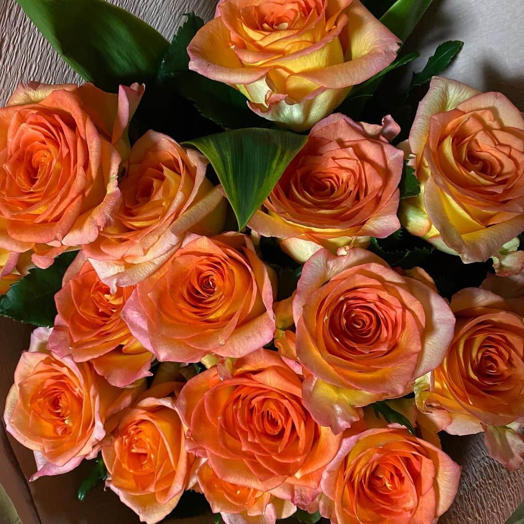 漆山葵さんのインスタグラム写真 - (漆山葵Instagram)「母の日🌹 今年はオレンジのバラを渡しました！ オレンジ色のバラは「誇り」「絆」という意味で15人家族ということもあり15本束にしました！  かづきママいつもありがとう😊」5月9日 21時11分 - a3r21n32