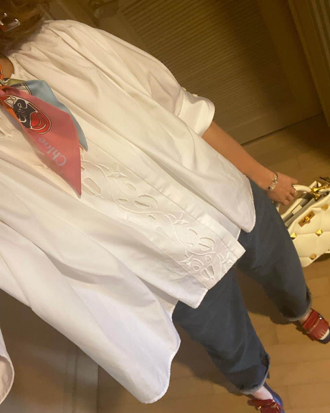 のインスタグラム：「お気に入りのシャツ。 @chloe のこのシャツのデザインと形が好き。」