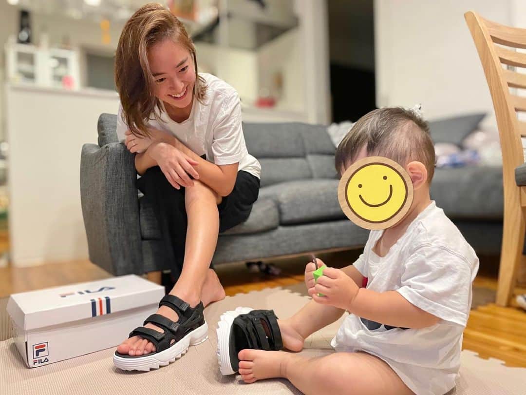 夏美のインスタグラム：「Thank you 😊 🙏💕 これ履いていろんなとこいこうね😊 ＊ ＊ #mothersday #母の日 #母の日プレゼント #FILA #フィラ #フィラサンダル　#たまたま子供のTシャツFILA」