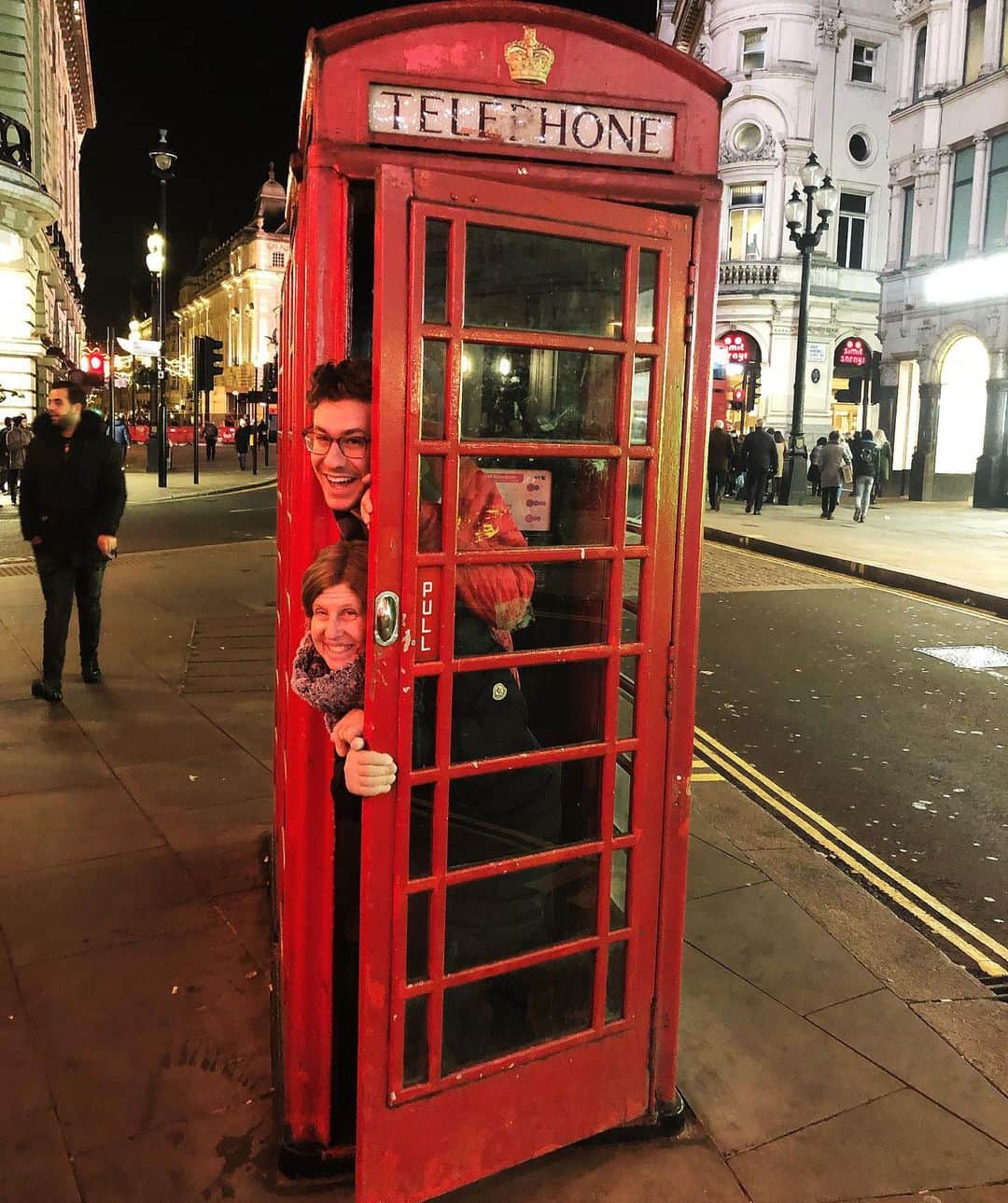 ジェイソン・ブラウンのインスタグラム：「Happy Mother’s Day! Sending lots of love to all the moms around the world! #ハッピー母の日 😘 • • • 📸: London 2018 ❤️📞」