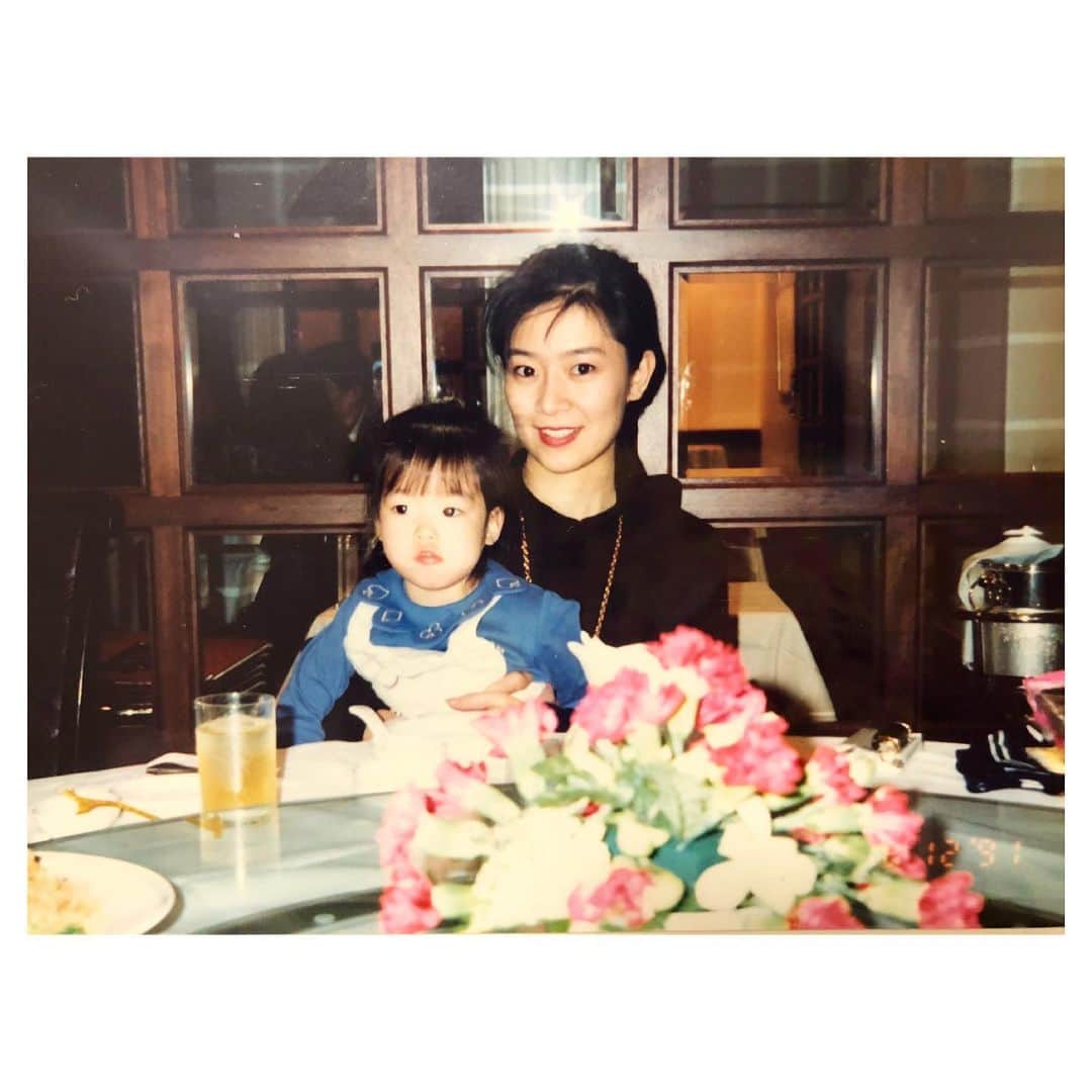 石橋穂乃香のインスタグラム：「Happy Mother's Day!💐  今日は年に一回おかん自慢をして良い日とのことで、私のバブリーマミーも見てください💓  大人になったら自然とこんな風にスリムになれるのかぁ☺️と夢見てましたが、胃下垂が遺伝子しなかったので叶わぬ夢となりました☺️よっボディコンボディ！  #母の日」