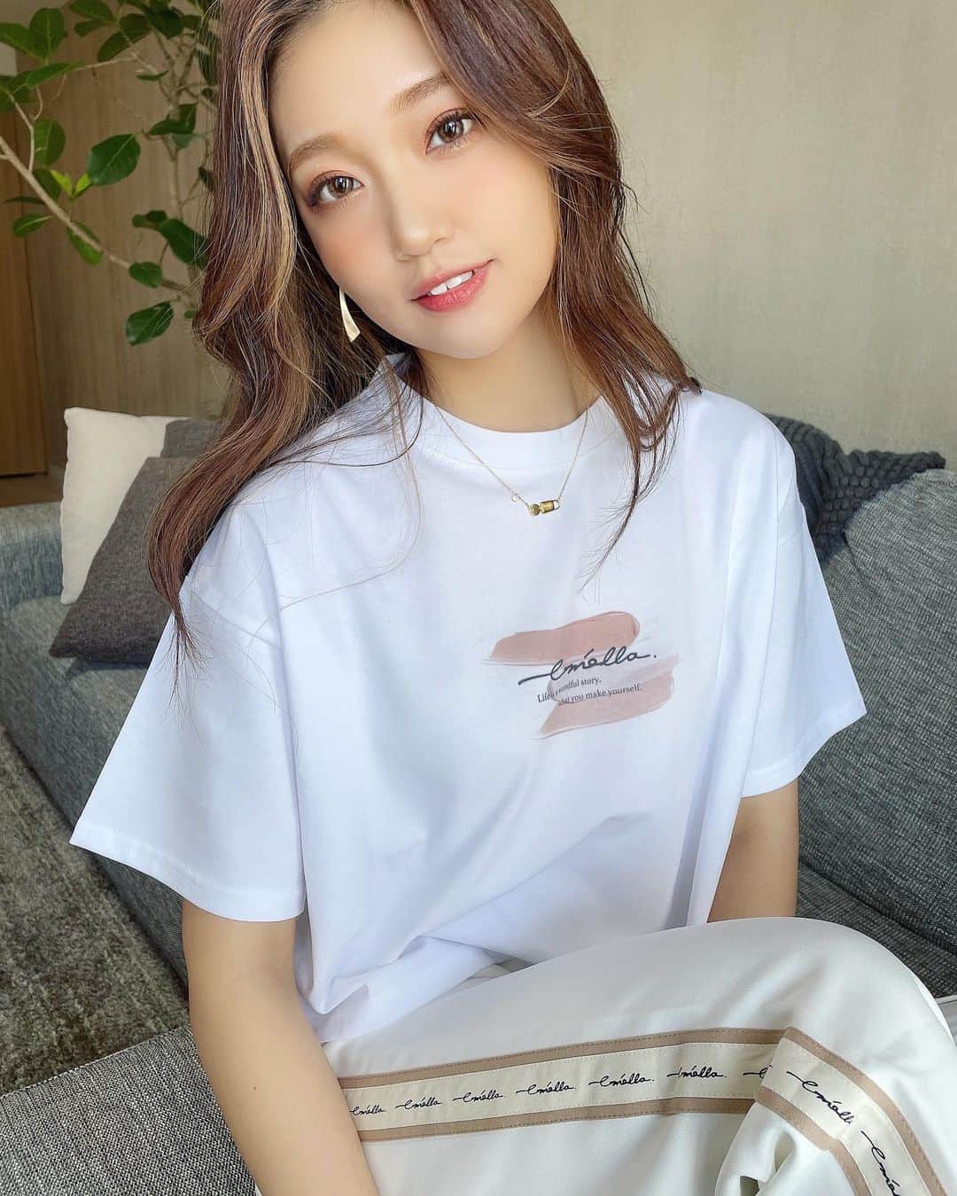 いっちゃん/嶋津 いつみのインスタグラム：「. . 全身 @emella_tokyo  コーデだった日💓 . . . Tシャツが今年も販売してされるって 告知された時から 密かに狙ってたから無事ゲットできて歓喜だった🥺❤️ . . . . ベージュにするか、白にするか 散々悩んだけど 着回し力考えて白にしたよ🤍 . . 丈感が絶妙なクロップド丈で ジャストウェスト部分で終わってるから くびれ部分がめっちゃ細見えして 華奢に見えるねん‼︎💨💨💨 . . これぞ着痩せ。 . . . . ボトムもエメラのラインロゴパンツを 合わせたよ🙆‍♀️✨ . . ちなみにこれも白でサイズはSです🐯💚 . . ラインロゴパンツはセールでお安くなってたから お買い得だったよ✌🏻🧡 . . . . . . そしてそして… 全身エメラコーデで @emella_tokyo  1周年のお祝い🥂サプライズを決行した話は また今度🥳💜 . . . . . #エメラ #リプリントTシャツ #ラインロゴパンツ #エメラコーデ #カジュアルコーデ #いっちゃん  #フリーモデル  #いっちゃんコーデ #ブライダルモデル #アレンジモデル #ヘアカラー  #ヘアアレンジ #くしゃ顔  #フリーモデル #ドレスモデル #ダイエット  #치맥  #좋아요환영 #소통환영 #팔로우환영  #팔로미 #인친환영 #친구해요 #셀카 #셀피」