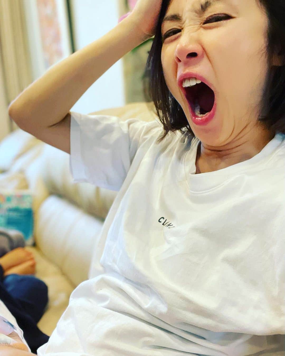 山口もえのインスタグラム：「・  朝からバタバタで過ごした日曜日 ひざまくらで眠ってしまった次女 動いたら起きるので動けない💦 しかもあくびが止まらない・・・笑 はぁ💨疲れがたまっとる。　  今日は母の日💐 いつもありがとう♡って言われても ありがとうって思ってるなら 日頃からもう少し手伝ってよね…とか 言われなくても宿題やってよね…とか文句ありありだけど😭  お手紙ってのは嬉しいものです💕💕💕 母ちゃん明日からもがんばりますわ✨ おやすみなさい💤🌙  #日曜日#母の日#ありがとう #こんな日でも #やっぱり晩ごはん作るのは母ちゃん #だよね#笑」