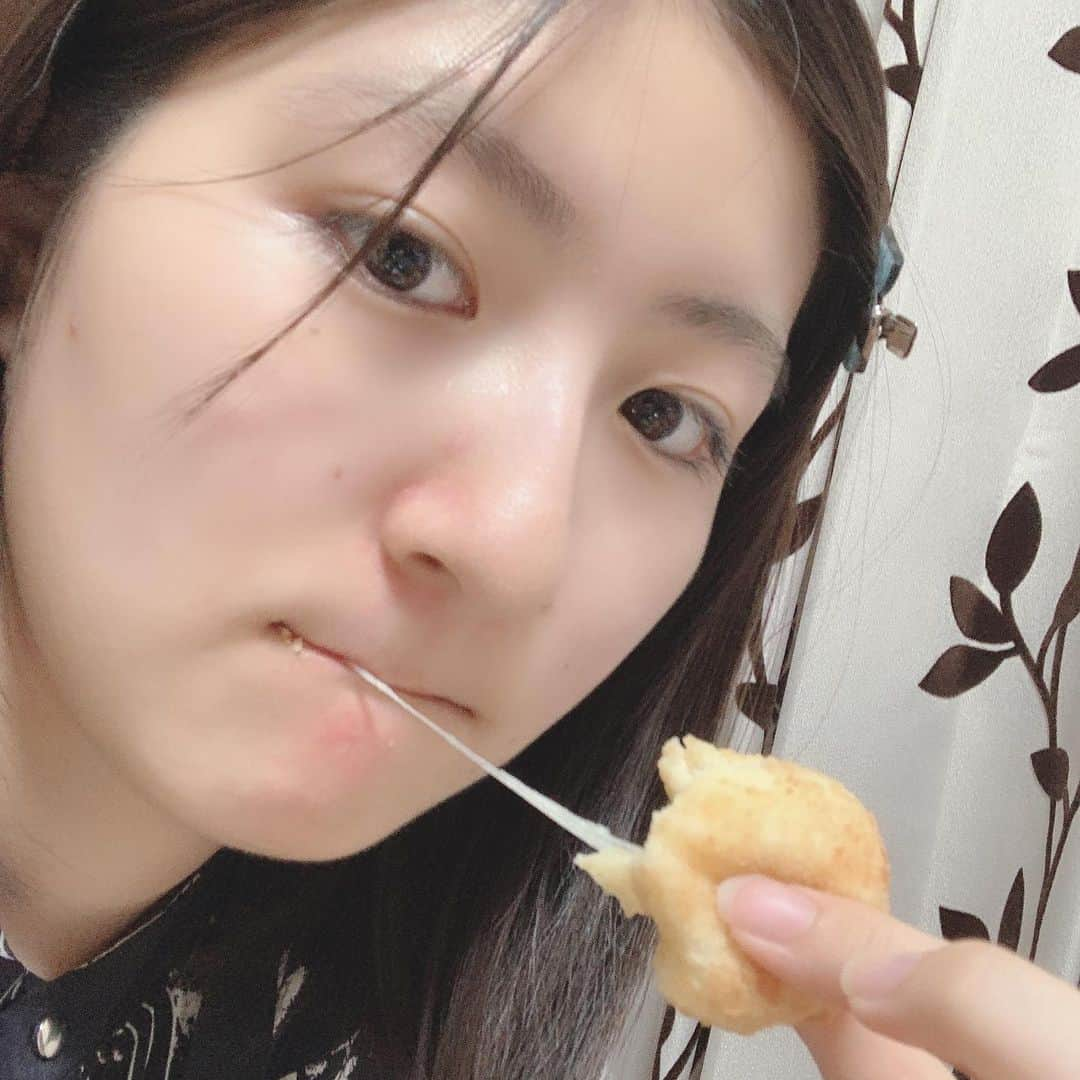 小林星蘭さんのインスタグラム写真 - (小林星蘭Instagram)「母の日💐 と、全く関係ないチーズボール食す写真で失礼！！ 最高に美味しかったですこれ🧀 . 母の日って毎年何したらいいか悩んじゃう人なので みんなにストーリーでどんなことしてるか聞いてみたんですが 素敵な回答が沢山届いてました☺️ 本当にありがとうございます！！ . そんな私はママに何を渡したのかと言うと… 実は渡せるまでもう少し時間がかかりそうなんです〜🥺 どんな反応してくれるか楽しみです🌷  #母の日  #いつもありがとう」5月9日 21時46分 - k_seiran_ta