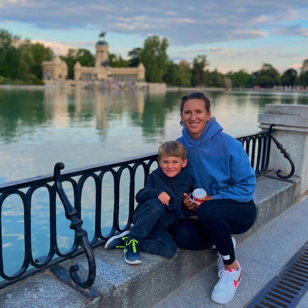 ビクトリア・アザレンカのインスタグラム：「Happy Mother’s Day!  It doesn’t matter how old you are, or what you do in life-you never stop needing your mom.  #happymothersday❤️」