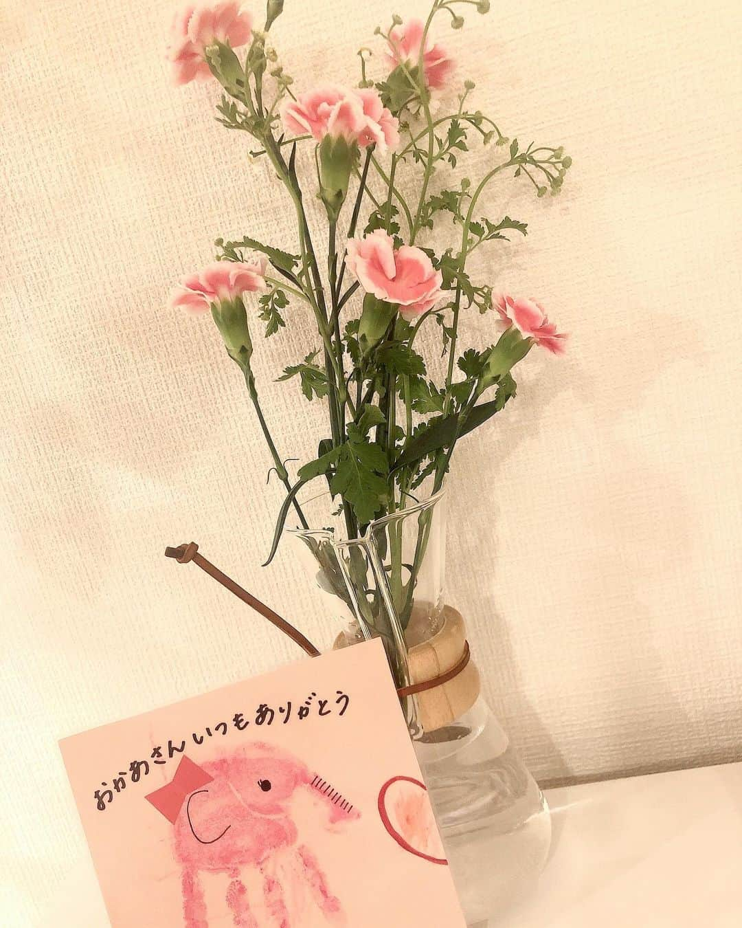 那須久美子のインスタグラム：「2021.5.10🌷  母の日💕  娘がお花屋さんでじーじとばーばと選んでくれたカーネーションと保育園の制作✨  「ママ💕愛してる💕」  に重さを感じる。。。🤣  #母の日　#ママ愛強め　#カーネーション　#お花大好き　#3歳児　#女の子ママ　#ママ美容師　#成長記録　#手形」