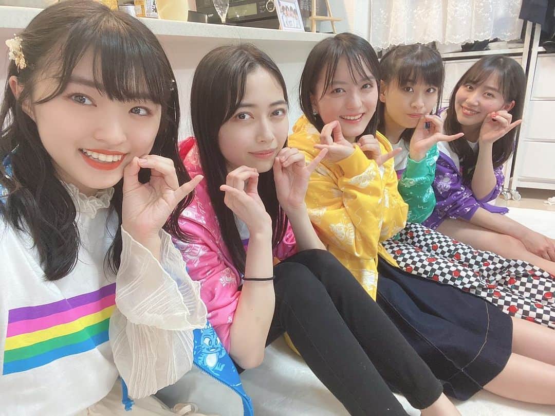 たこやきレインボー公式さんのインスタグラム写真 - (たこやきレインボー公式Instagram)「💙 11歳の自分に伝えたいです。 今から始める｢たこやきレインボー｣の活動、本当に幸せやったよ。  活動する中でたくさんの課題や壁にぶつかってたくさん悩むと思う。考え込みやすい私だから辛くなってしまう時もあると思う。 でもそれを超えてしまうほどの、包み込んでしまうほどの温もりや幸せに出会えます。 私が受け取るにはもったいないほどのたくさん愛をもらえたよ。  心の底から伝えたいです。 虹家族のみんな、本当にありがとう。 たこ虹を応援してくれてありがとう！ 支えてくれてありがとう！愛してくれてありがとう！ 言っても言っても言い足りない。 言葉にできないほどの感謝の気持ちでいっぱいです。 あなたと"家族"になれて本当によかった。 そしてこれからもよかったら、"家族"でいてください。  それから、 ｢たこやきレインボー｣として一緒に活動してくれた、 これまでのメンバーみんな。 一緒に活動できて本当に楽しかったよ！ありがとう！  たこやきレインボーに関わってくださったみなさん。 本当にありがとうございました！  それでは、またね！！！！！！！ 大好きです。  #まいんすたぐらむ #たこやきレインボー #たこ虹 #春名真依 #まいまい  きっと書き終わっても｢これも伝えたい｣ってことがいっぱいでてくるんやろうなぁ」5月9日 22時05分 - tacoyakirainbow0917