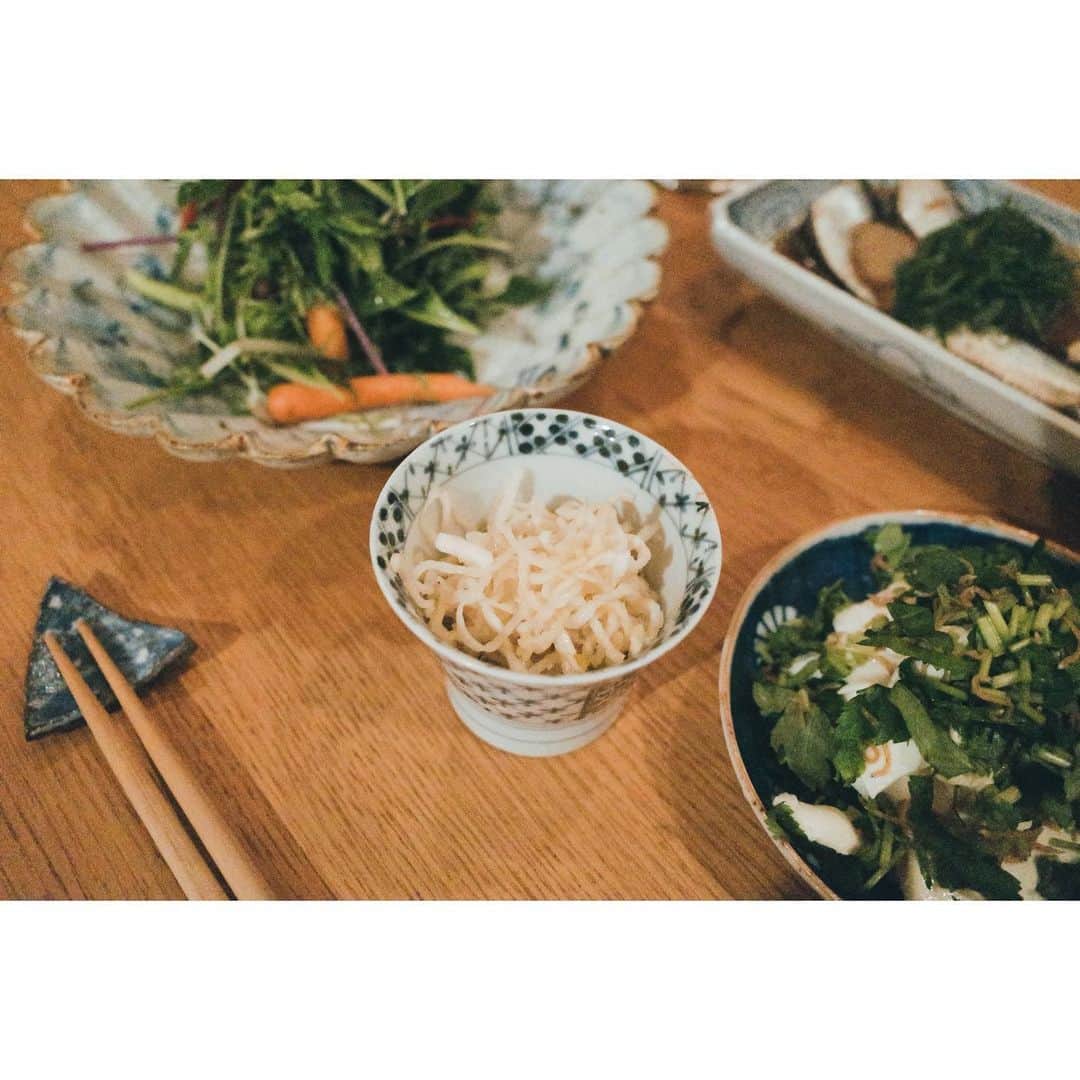 高山都さんのインスタグラム写真 - (高山都Instagram)「夕方にどうしても軽く走りたかったから、晩御飯は簡単に。 たまたま作り置きしていたイワシの梅煮がメイン。 あとは、残り野菜のシンプルなサラダに @hirokiyasumune からの素敵なお裾分け @shokudou_ogawa 食堂 おがわのちりめん山椒は刻んだ三つ葉と混ぜて崩した豆腐にかけて。 柚子胡椒はオリーブオイルと出汁醤油を混ぜて戻した切り干し大根と和えて。 お皿は江戸時代の古伊万里、あとは丹波篠山の #コウホ窯 #みやれゴハン 野菜とお魚の献立はボリューム感あっても、ヘルシーなのがいい。 そして、起きたらめっちゃお腹が空いている。」5月10日 7時47分 - miyare38