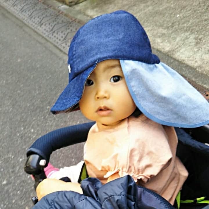 二條満月のインスタグラム：「新しいお帽子を被ってベビーカーでお散歩中、「あーっ！」って言いながら帽子を触ってると思ったら･･･🤣🤣笑 みーちゃん的にはこの被り方がしっくりきたみたいで、しばらくこの状態でした😆  ママはベビーカー押しながら大爆笑😆😆  #1歳 #1月生まれ #女の子ベビー #女の子ママ #成長記録 #公園散歩 #公園フォト #赤ちゃんのいる暮らし #赤ちゃんのいる生活 #新米ママ #スマイル育児 #ままのて #ベビフル #かわあか #ミキハウス笑顔カウンター #帽子好き #帽子女子」