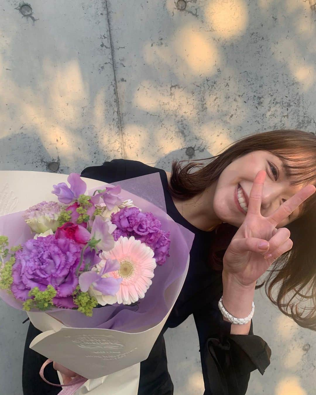 沖田愛加さんのインスタグラム写真 - (沖田愛加Instagram)「happy mother day🌸🌷 今日が母の日だけど、私はちょっと前に お洋服と、パックと、保湿クリームとリップバームプレゼントしました🎁 お母さんとはよく電話するんだけど、 これは家族で最近テレビ電話したときの🤣 上はおとうと！笑 お母さんは顔出しNGだって🤭」5月10日 0時01分 - okita_aika