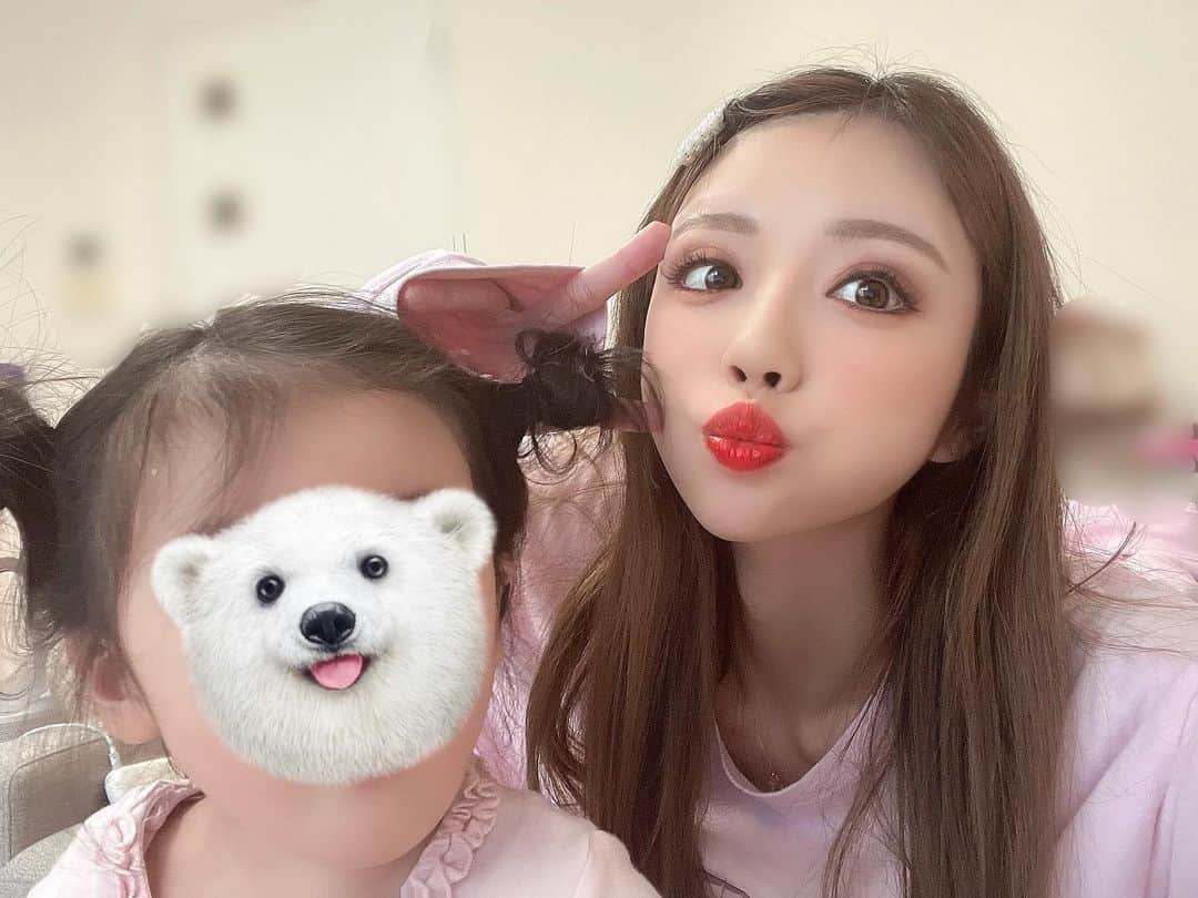 MARIEのインスタグラム：「娘2歳3ヶ月👧🏼 イヤイヤ期真っ只中だけど、程よい距離感を保って、子どもを中心として動いてれば何とか上手くやれてる気がする💮 なんやかんや毎日平和🕊💕  #新米ママ  #育児 #ママリ #女の子ママ#2歳ママ #2歳3ヶ月」