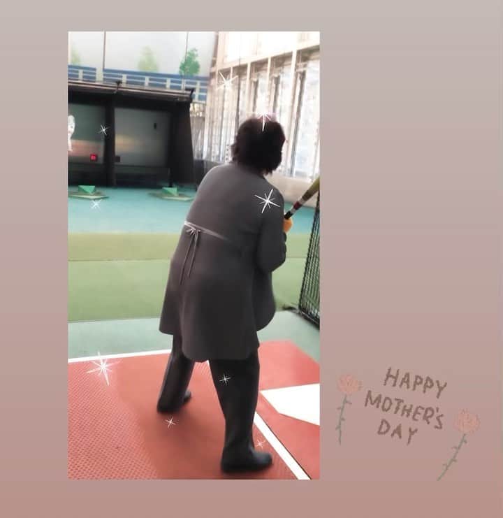 けらえいこのインスタグラム：「うちの母の人生初バッセン動画⚾️   さっきのストーリーは記憶違いで、このとき母は75才。投手は田中マー君でした。  初めてなのに球をとりあえずバットに当てていてびっくり。  野球が好きでヤクルトファン。またバッセンに行きたいですね〜🌹」