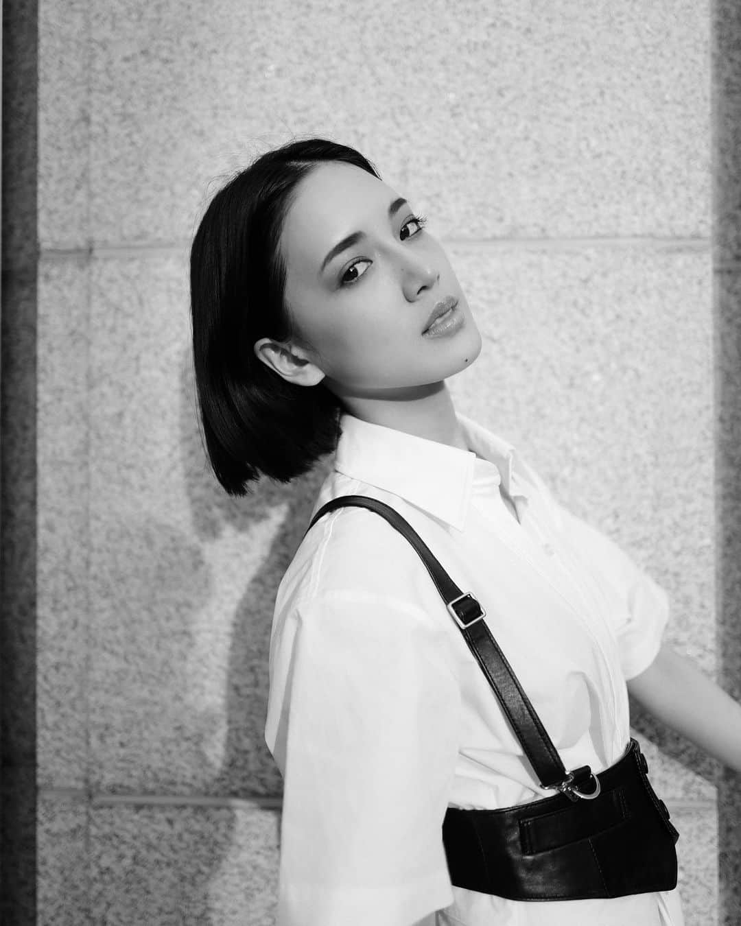のインスタグラム：「今日は早く寝る様に心掛けてみようと思い、珍しくこの時間にベッドに入りました😐」