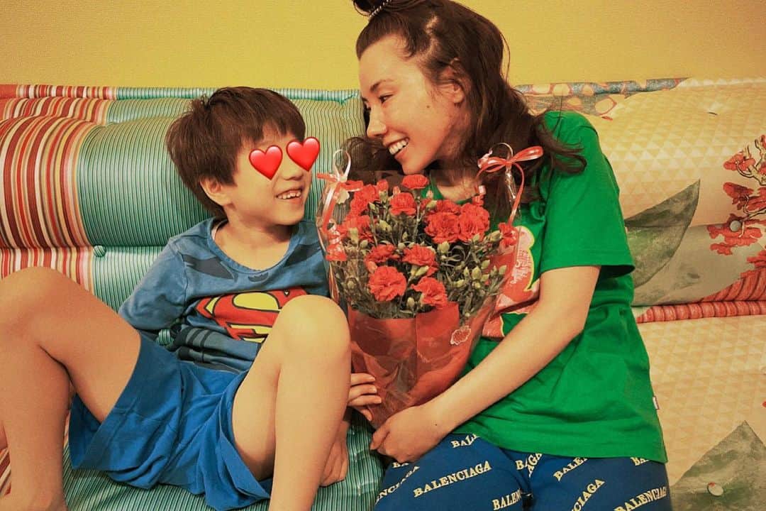 仲里依紗のインスタグラム：「母の日ありがとう🥰 撮影から帰宅したら 嬉しいプレゼント🎁❤️❤️❤️💐 そんな 母は今日炎天下の撮影で若干日焼けし、顔が疲れすぎて残念ながらほぼ目が開いてなく、死ぬほど写真撮ってもらったのに盛れてるのないからヴィンテージ加工？なやつにフィルターかけてどうにかした、ギャル魂なのか、おバタリアン魂なのか、スレスレのラインをいってる写真がこちらになります💁🏼‍♀️  #トカゲくんが笑わないから #ねぇ笑ってよーって #無理矢理笑わせました #必死感 #そしてどんどん成長するトカゲくん #母の日をありがたく噛み締めます」