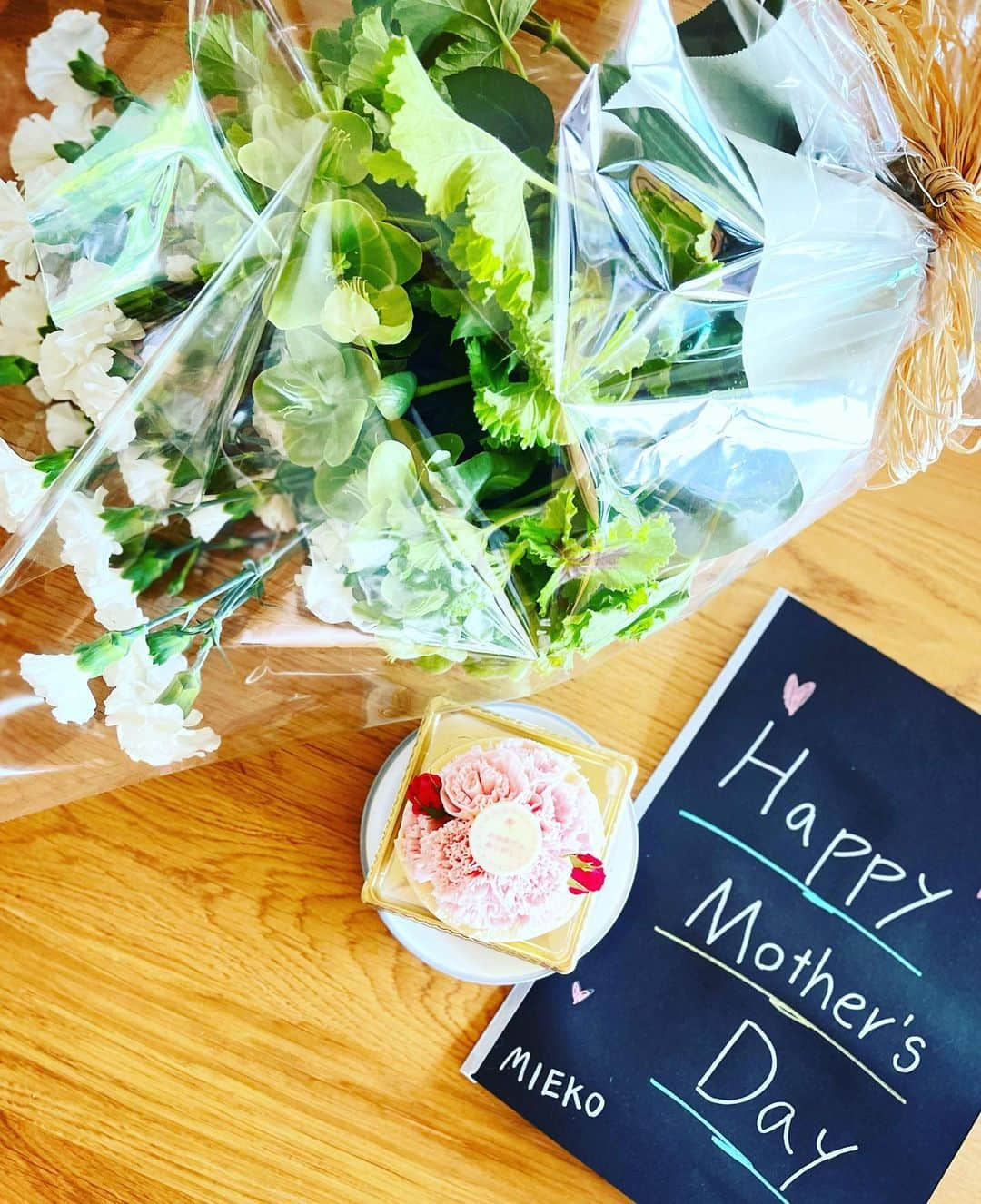 小林三江子さんのインスタグラム写真 - (小林三江子Instagram)「Happy Mother's Day💐💕 私を産んで育ててくれた母に。 私を母にしてくれた娘に。 心からありがとう❤️❤️❤️ 夫の手料理や娘の手作りメッセージカード等も感謝しかないです😭🙏🏻✨  #happymothersday  #母の日 #家族時間 #いつもありがとう #感謝 #しかない」5月10日 0時10分 - mieko_kobayashi