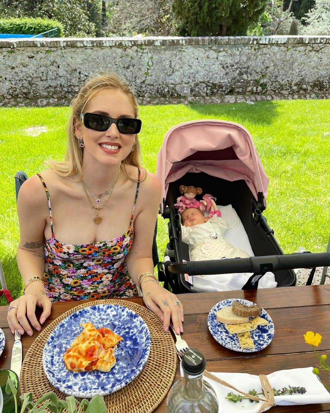 キアラ・フェラーニさんのインスタグラム写真 - (キアラ・フェラーニInstagram)「Mother’s Day lunch at Villa @cetinale organized by our friends @ifexperience was a dream come true 🥰」5月10日 0時31分 - chiaraferragni