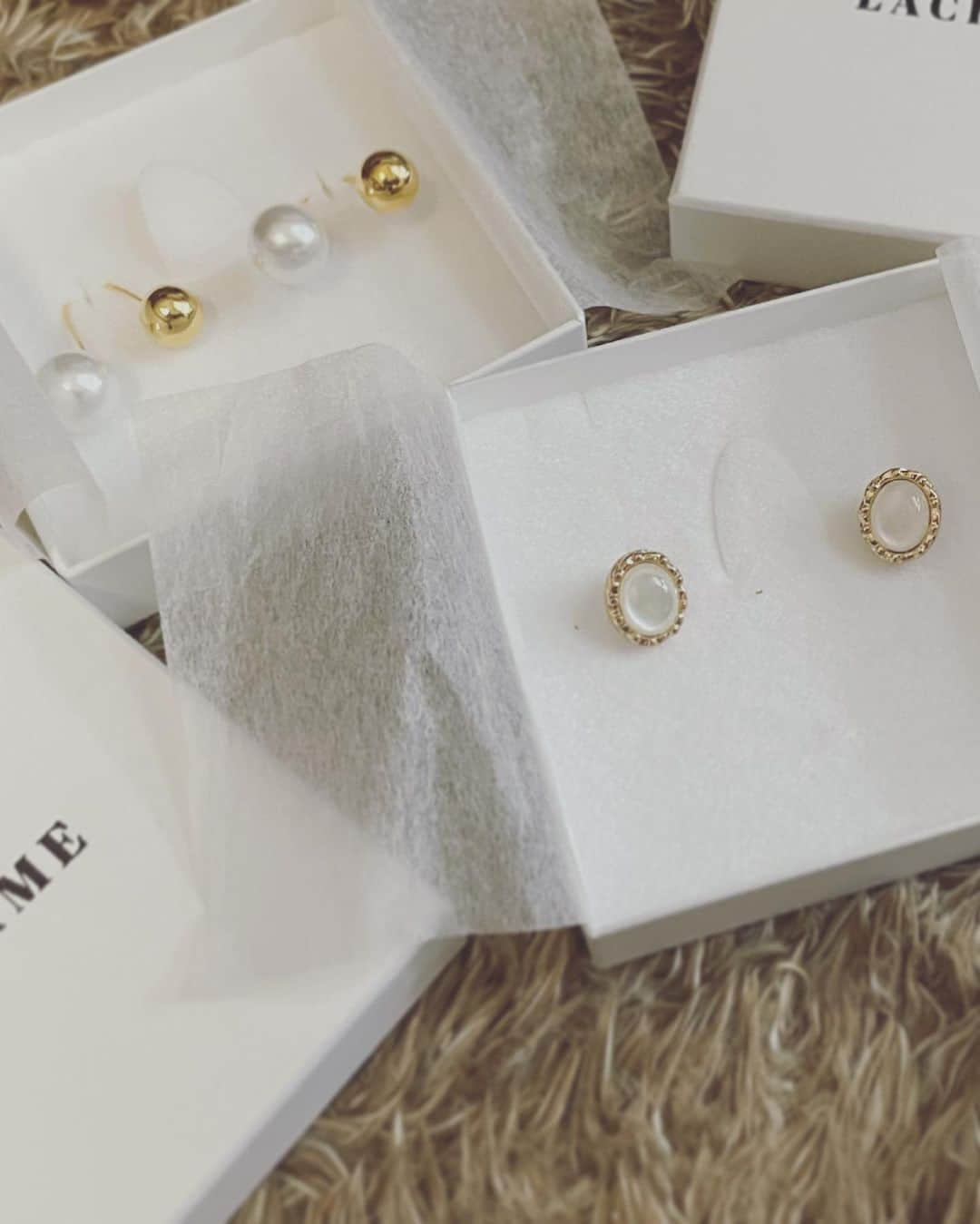 川崎芹奈さんのインスタグラム写真 - (川崎芹奈Instagram)「はすの(@hasu_tus )がonline jewelry shop LACRIME(@lacrime_jewelry )をオープンしたよ〜🤍  わたしにとってセンスの塊みたいなはすの先生なので、さすがジュエリーも可愛いしインスタも超オシャレ😆  ピアスもリングも毎日つけてます💍 これからLACRIMEにたくさんおしゃれにしてもらおうと思っている(๑˃̵ᴗ˂̵)  はすのおめでとう〜❤️😚  #lacrime #jewelry #onlinestore  #earrings #ring #flower」5月10日 0時42分 - serina_yss