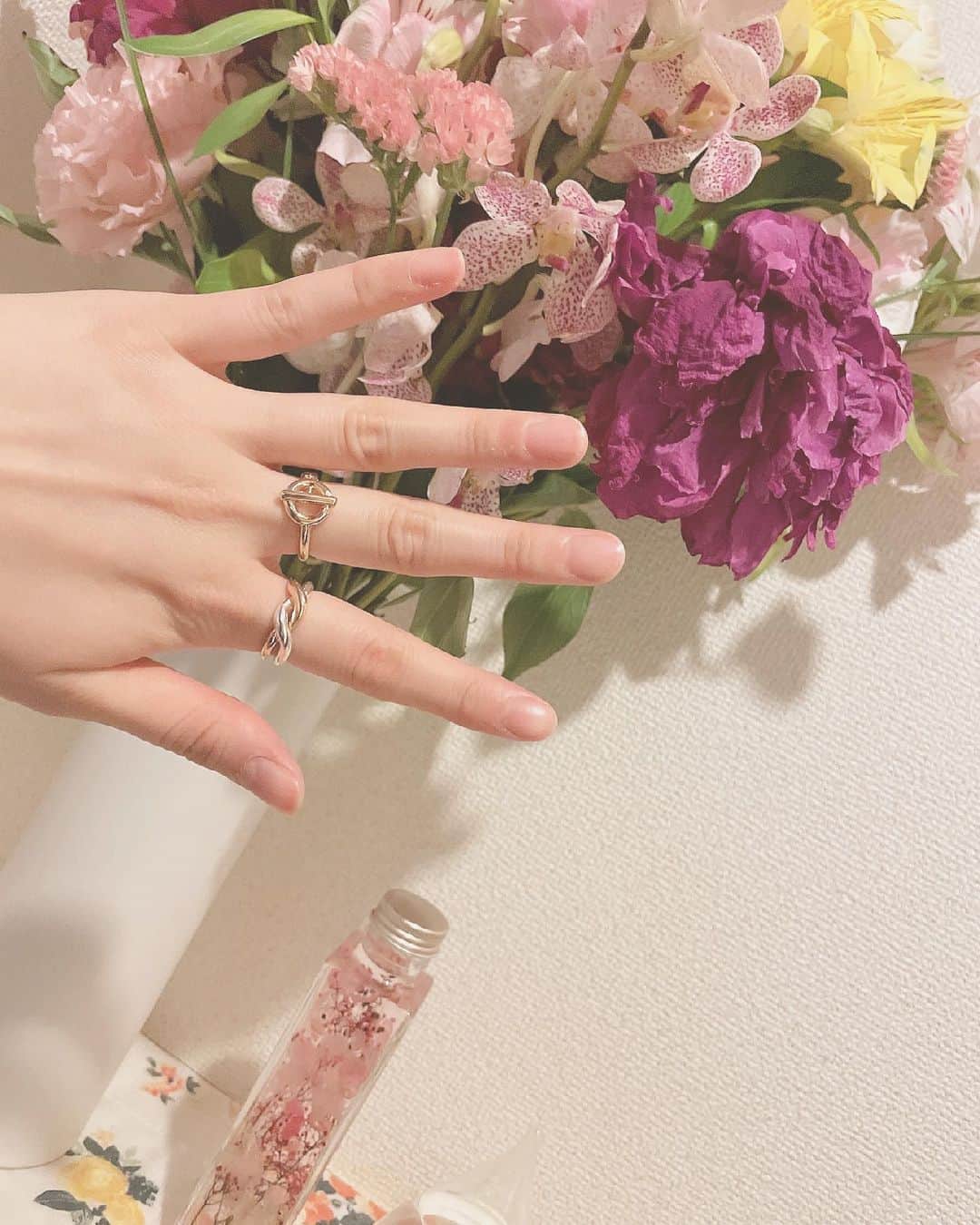 川崎芹奈さんのインスタグラム写真 - (川崎芹奈Instagram)「はすの(@hasu_tus )がonline jewelry shop LACRIME(@lacrime_jewelry )をオープンしたよ〜🤍  わたしにとってセンスの塊みたいなはすの先生なので、さすがジュエリーも可愛いしインスタも超オシャレ😆  ピアスもリングも毎日つけてます💍 これからLACRIMEにたくさんおしゃれにしてもらおうと思っている(๑˃̵ᴗ˂̵)  はすのおめでとう〜❤️😚  #lacrime #jewelry #onlinestore  #earrings #ring #flower」5月10日 0時42分 - serina_yss
