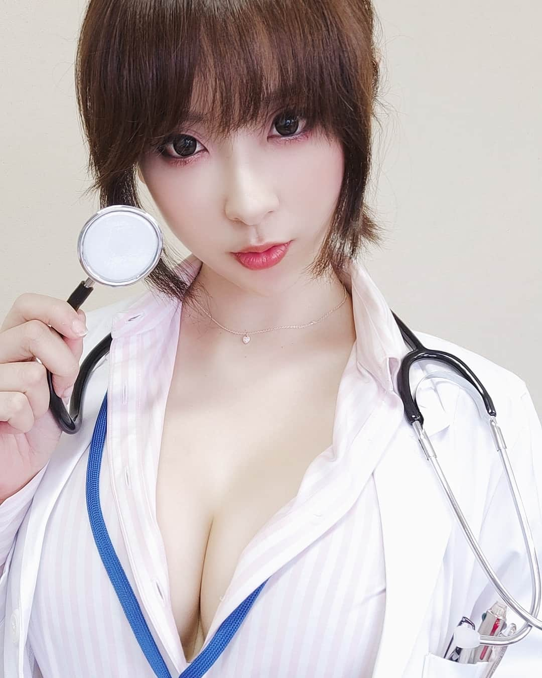 王子妃さんのインスタグラム写真 - (王子妃Instagram)「The weather has been changing a lot lately. Do you need to come in for a check up? 💕  #nurse #doctor #cosplay #model #prettygirls #kawaii #kawaiigirl #cutegirls #glasses #めがね女子 #撮影会モデル #ナース」5月10日 0時48分 - fay198978