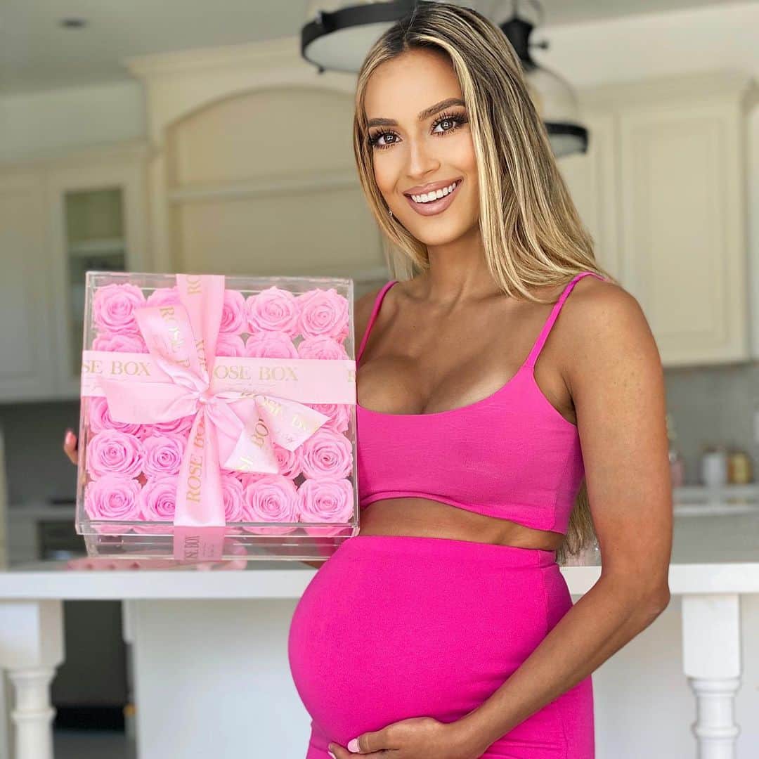 Sarah Mundoさんのインスタグラム写真 - (Sarah MundoInstagram)「Mothers Day Gender reveal!  Swipe for gender 💙💖  Thnx @rose.box.nyc for my Mothers Day jewelry box gift and being a part of my reveal! 💕💕  #MothersDay #pink #roses #genderreveal #NYC」5月10日 0時56分 - sarah_mundo