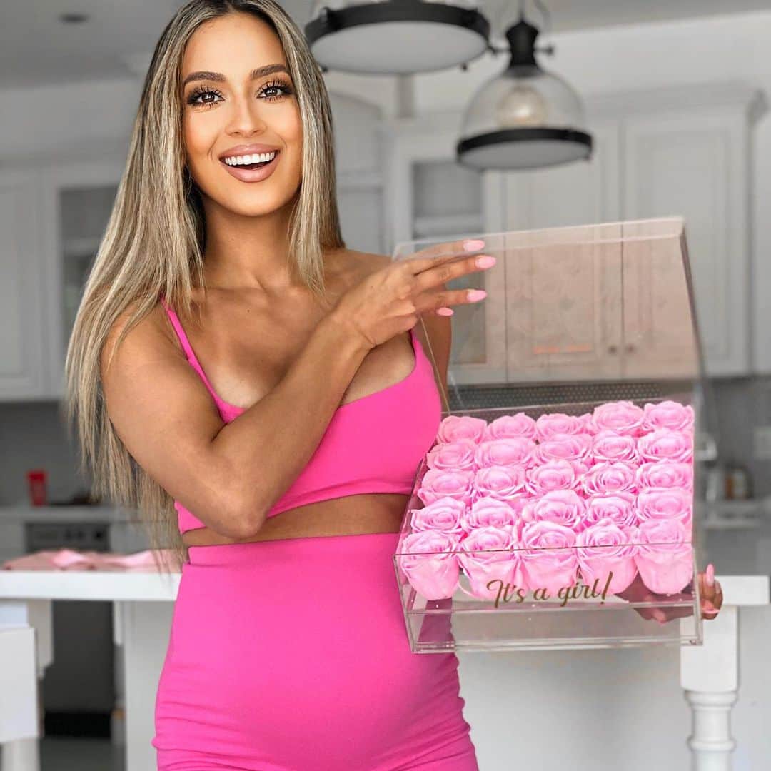 Sarah Mundoさんのインスタグラム写真 - (Sarah MundoInstagram)「Mothers Day Gender reveal!  Swipe for gender 💙💖  Thnx @rose.box.nyc for my Mothers Day jewelry box gift and being a part of my reveal! 💕💕  #MothersDay #pink #roses #genderreveal #NYC」5月10日 0時56分 - sarah_mundo