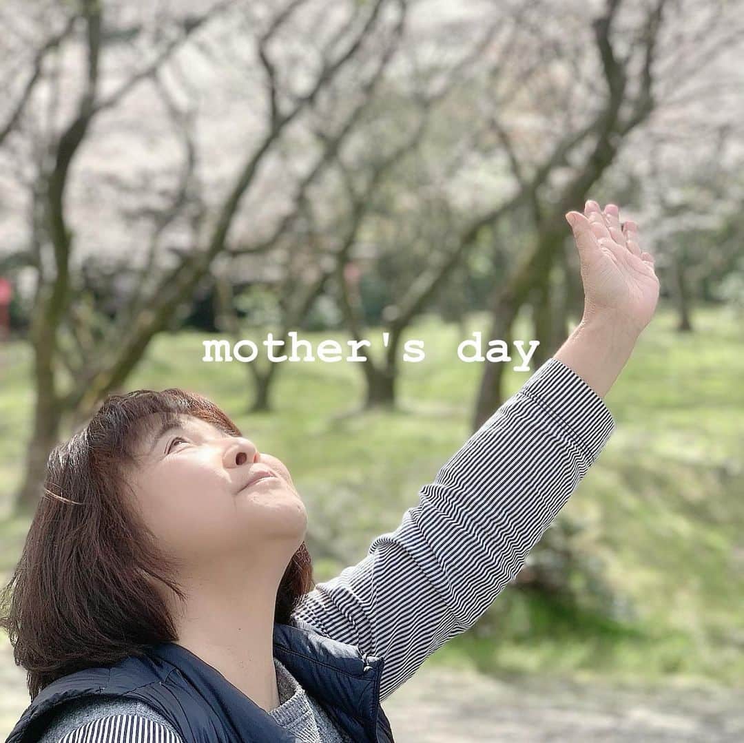 前田阿希子さんのインスタグラム写真 - (前田阿希子Instagram)「母さん、いつもありがとう💐‪‪  #mothersday#母の日 #いつもありがとう #うちの司令塔 #うちの最後の砦 #うちの命綱 #うちのライフライン #うちの太陽 #感謝しかありません」5月10日 2時06分 - akiko_1206