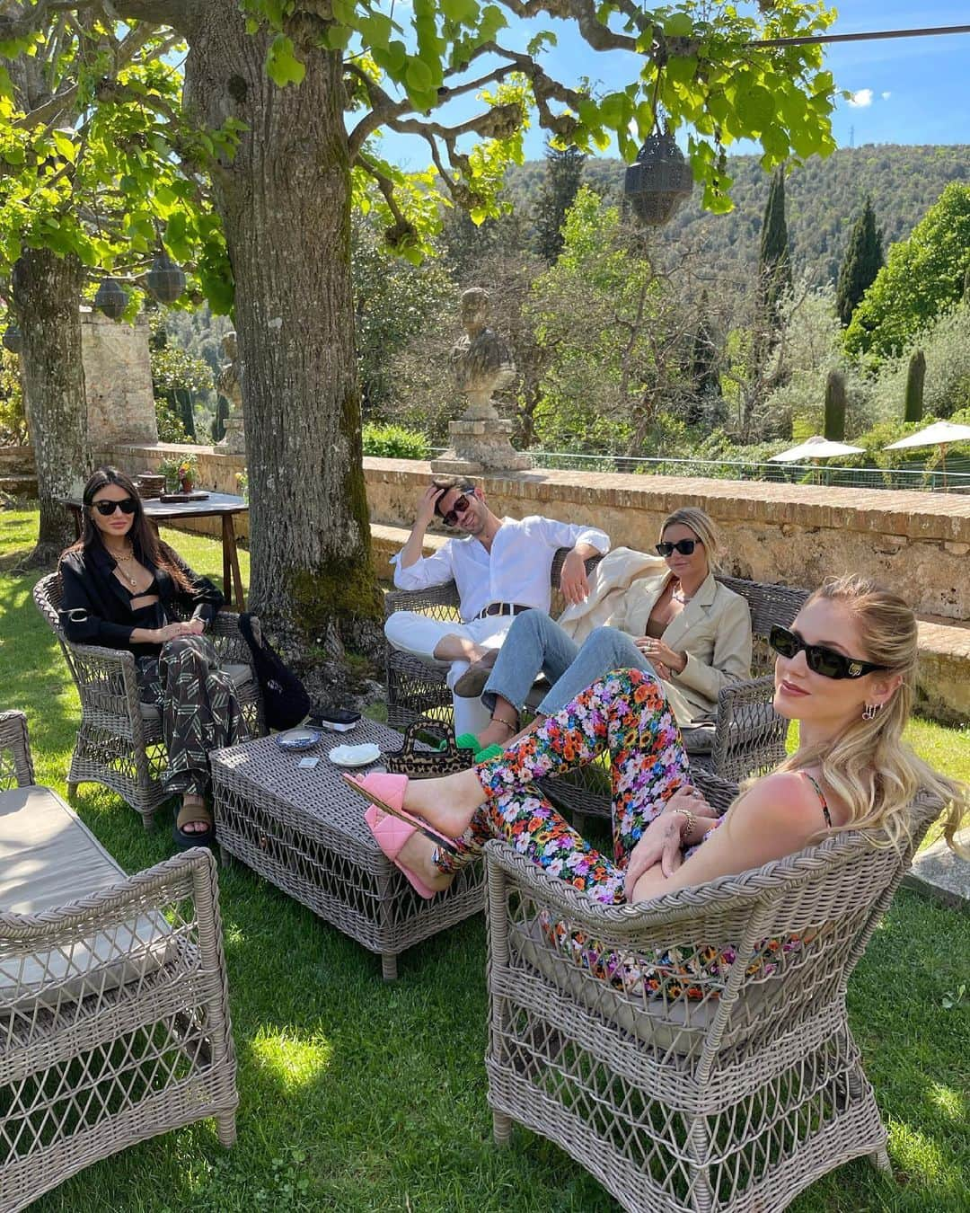 キアラ・フェラーニさんのインスタグラム写真 - (キアラ・フェラーニInstagram)「Villa @cetinale with @ifexperience, family and friends 🙏🏻」5月10日 2時09分 - chiaraferragni