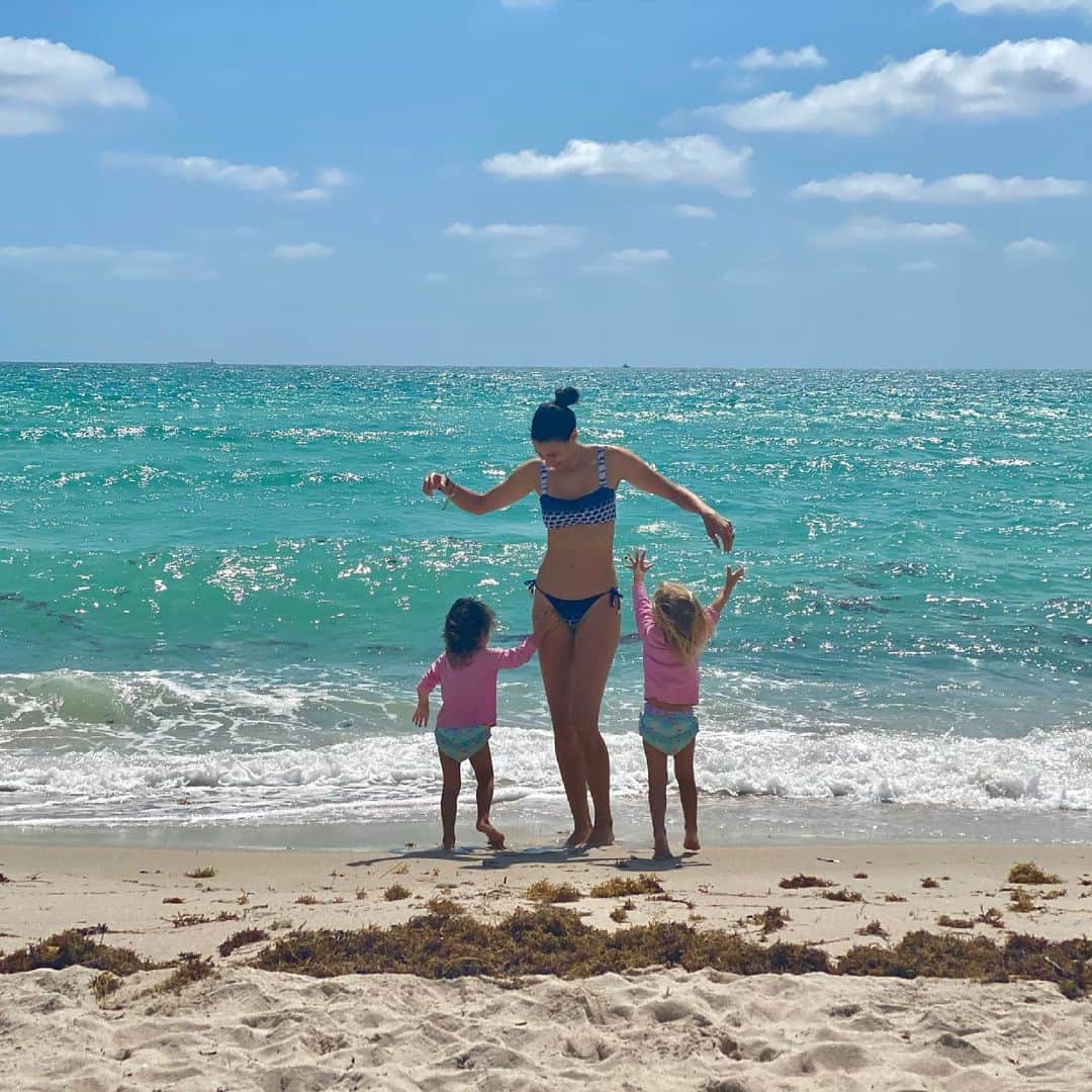 シェイラ・カストロのインスタグラム：「Não tem nada que me deixa mais feliz do que ser a mamãe de vcs!!!   Feliz dia das mães para todas as mamães que me seguem! Nós que descobrimos super poderes depois que nossos filhos nascem!!!  #felizdiadasmaes #happymothersday #momspower #mamaespoderosas」